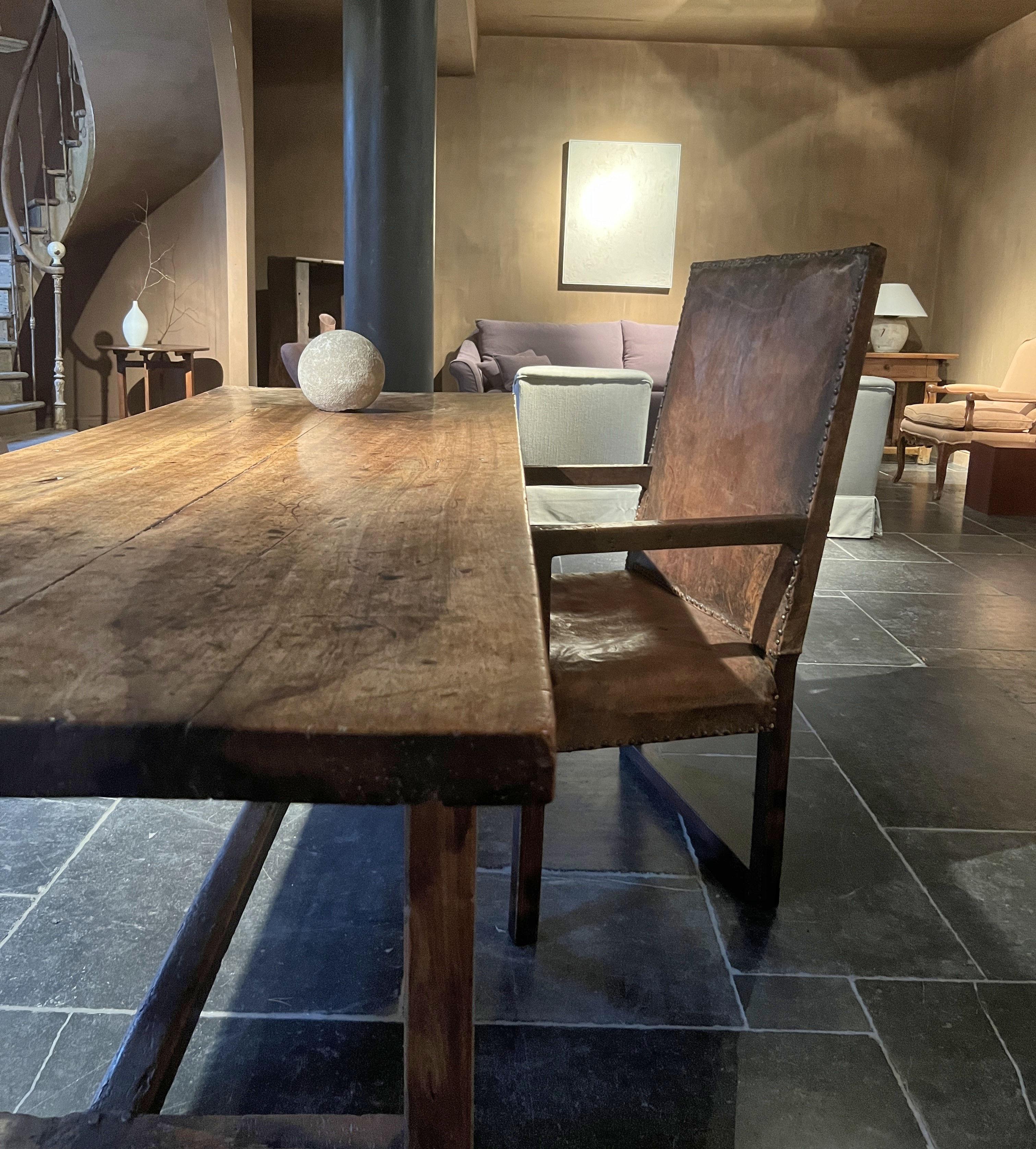 Ein Sessel aus Nussbaum und Leder aus dem 17. Jahrhundert mit modernistischem Touch (Handgefertigt) im Angebot