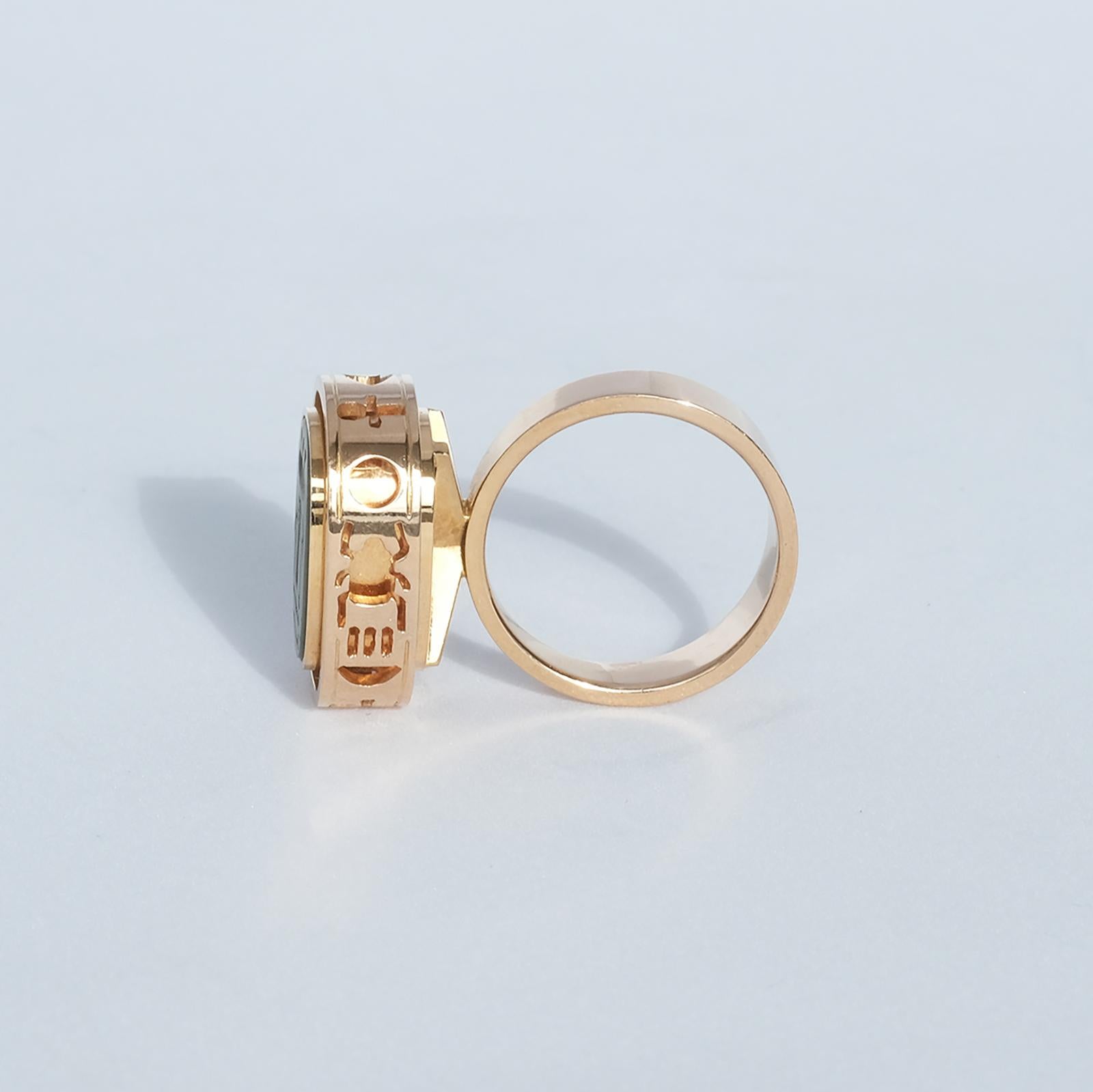 18 K Gold Ring with an Unusual Egyptian Design, Swedish Made 1978 For Sale 4