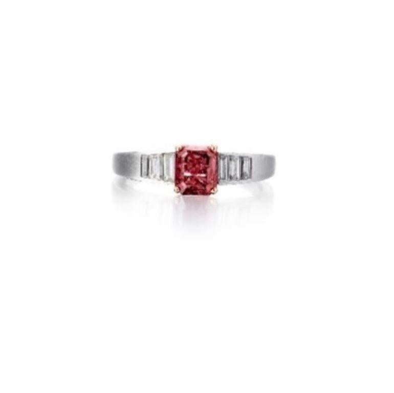 Ein 18 Karat Weißgold 1,03 CT Fancy Deep Pink Diamond begleitet von Diamanten (Smaragdschliff) im Angebot