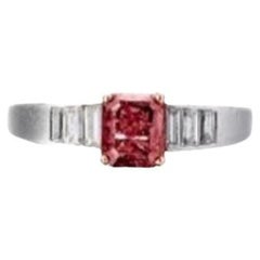 Ein 18 Karat Weißgold 1,03 CT Fancy Deep Pink Diamond begleitet von Diamanten