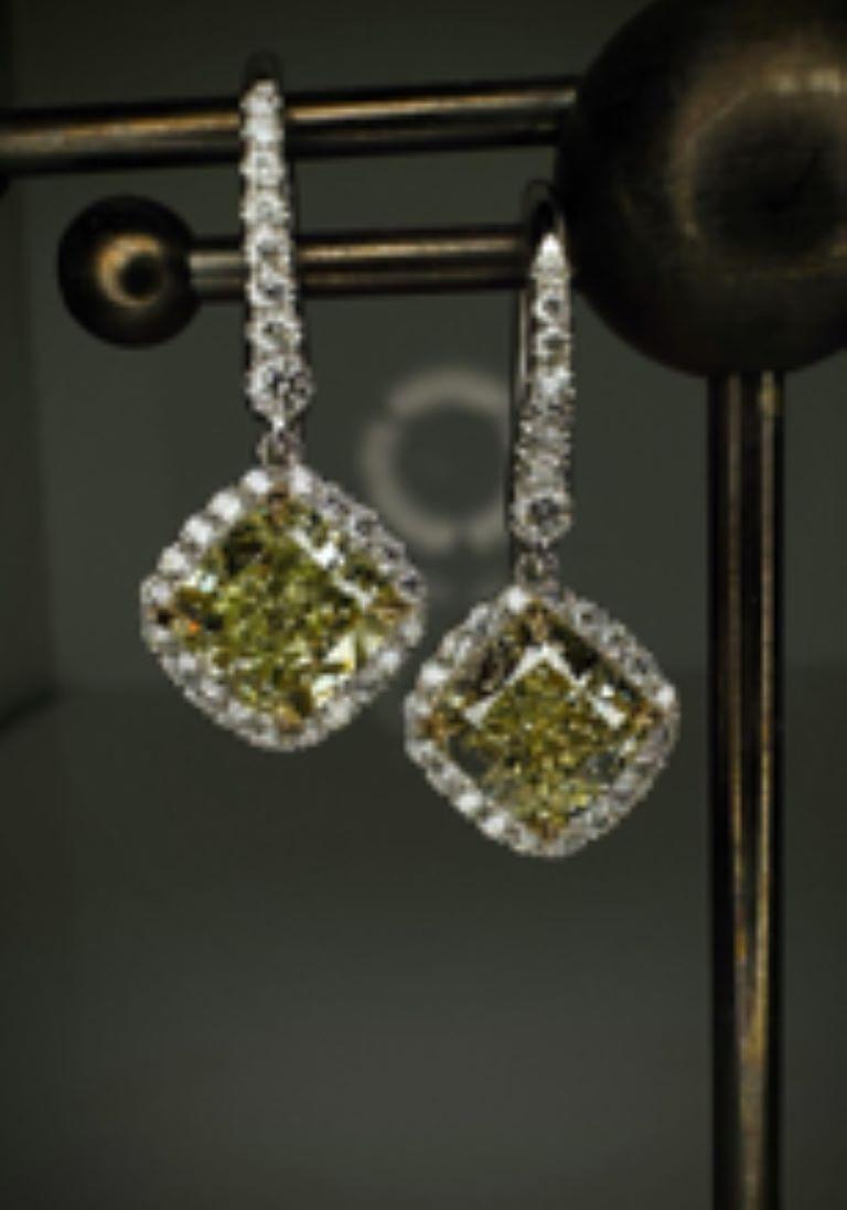 Taglio cuscino Un diamante a forma di cuscino in oro bianco 18 carati di 2,01 WX e 2,02 UV VS1 in vendita