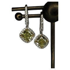 Un diamante a forma di cuscino in oro bianco 18 carati di 2,01 WX e 2,02 UV VS1
