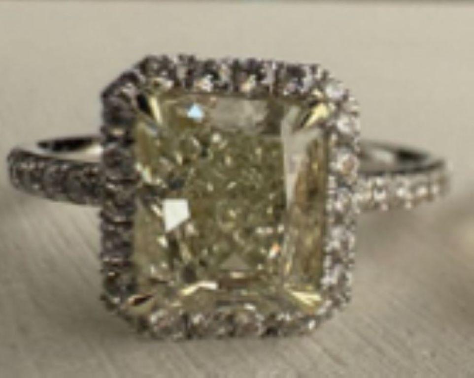 Bague en or jaune 18 carats sertie d'un diamant jaune très clair de forme rayonnante 2,01 