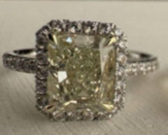 A 18 Karat Yellow Gold Radiant Shape 2.01 Very Light Yellow Diamond Ring