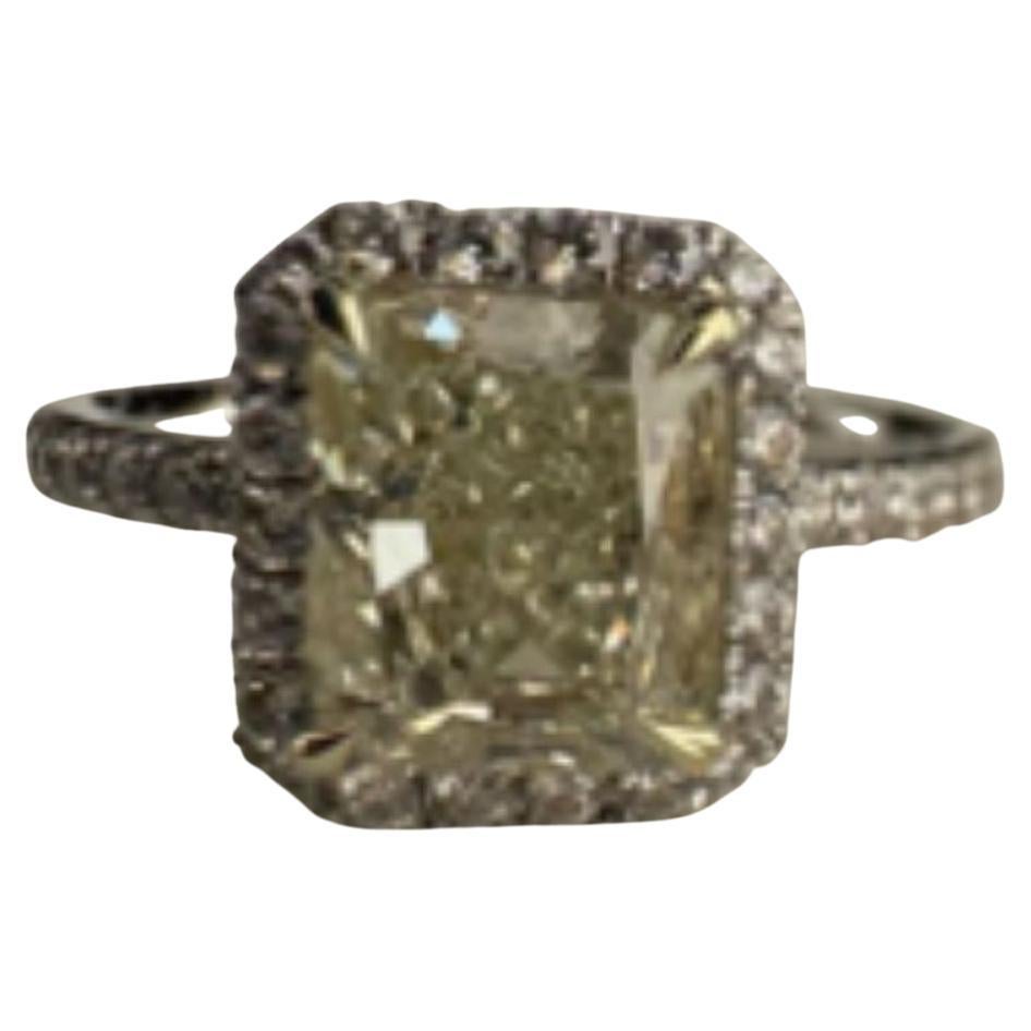 Bague en or jaune 18 carats sertie d'un diamant jaune très clair de forme rayonnante 2,01