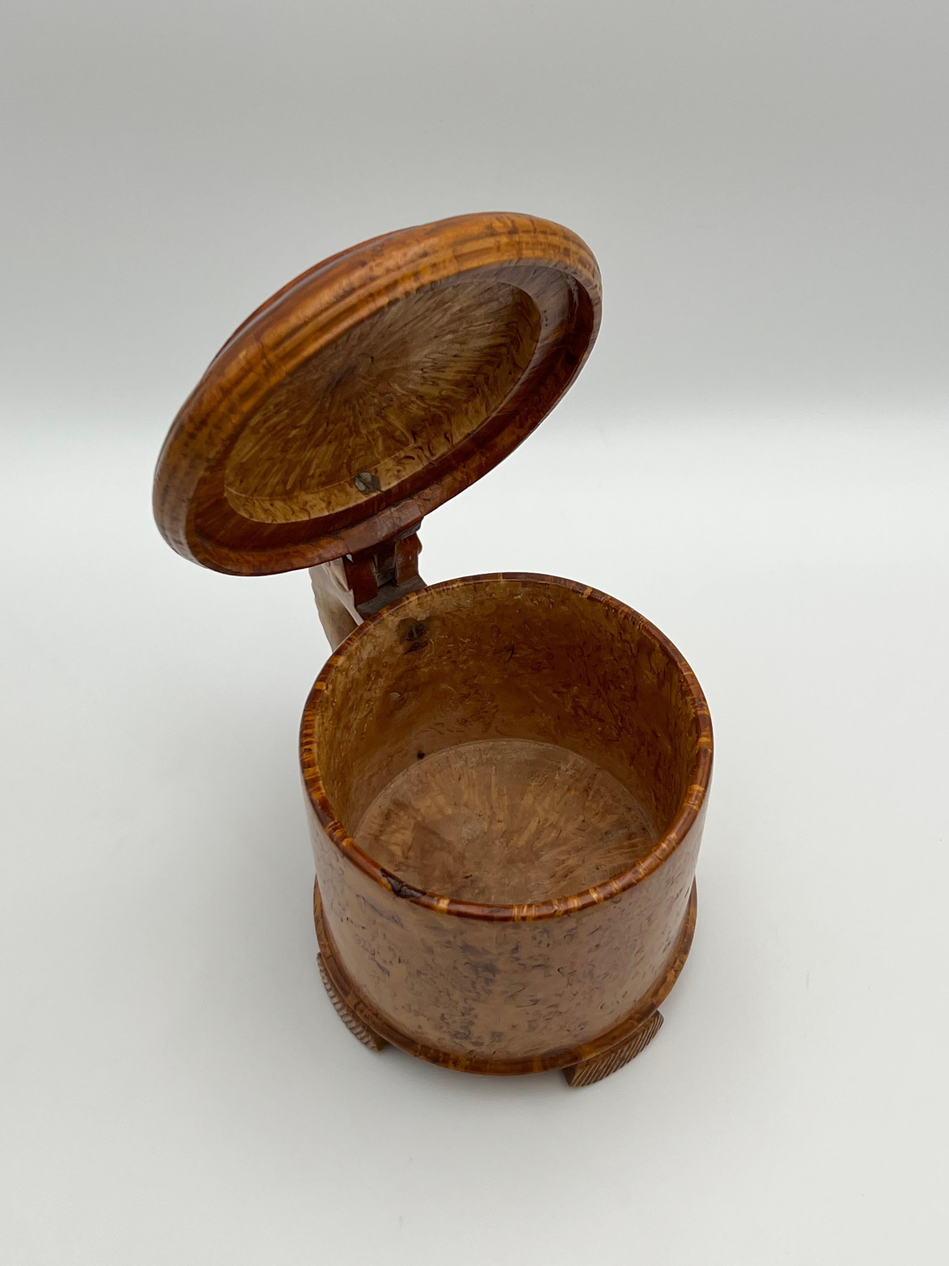 Une chope baroque en bois de bouleau des années 1800, fabriquée à la main, antiquité primitive, Norvège en vente 3