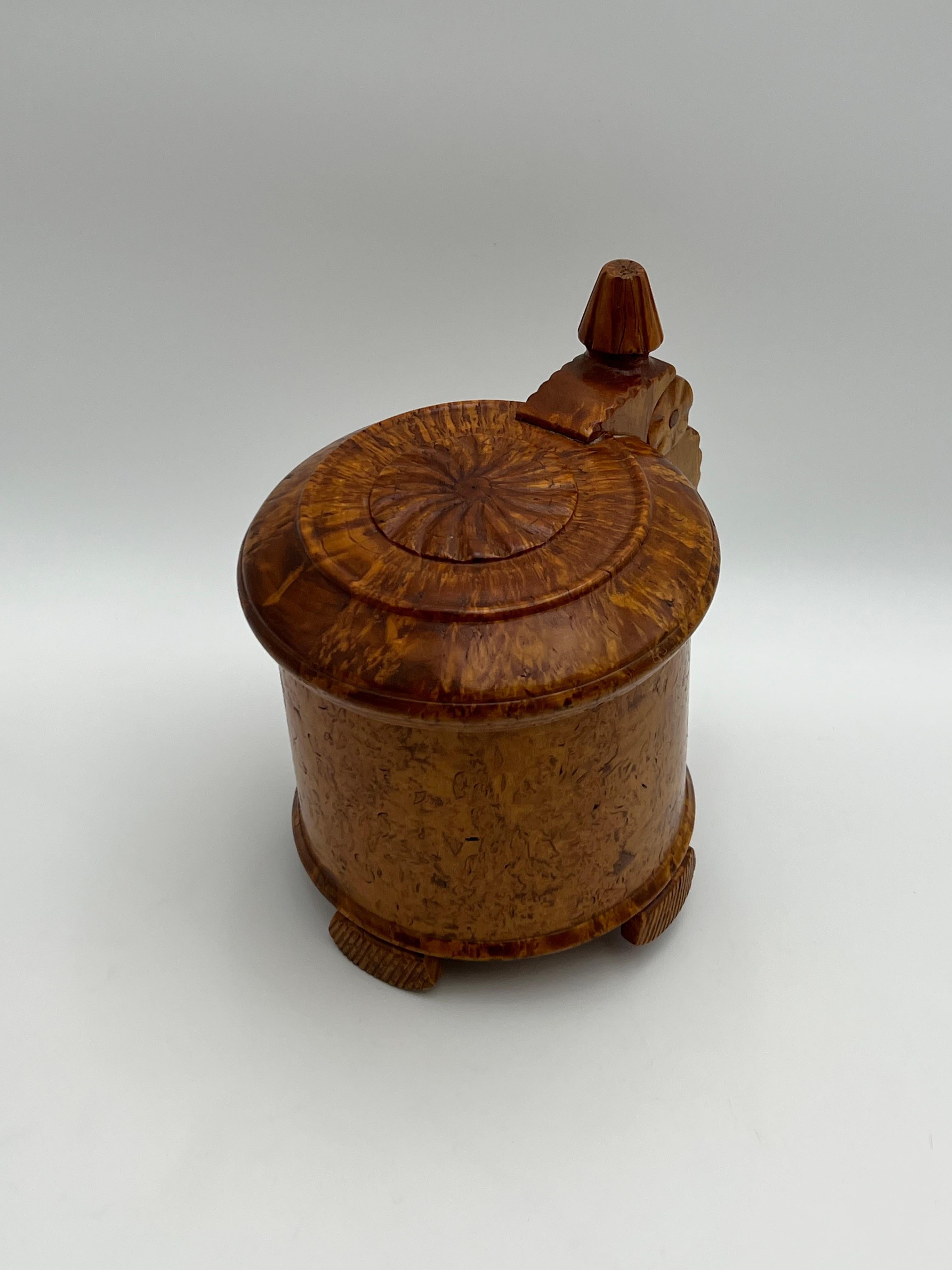 Une chope baroque en bois de bouleau des années 1800, fabriquée à la main, antiquité primitive, Norvège en vente 10