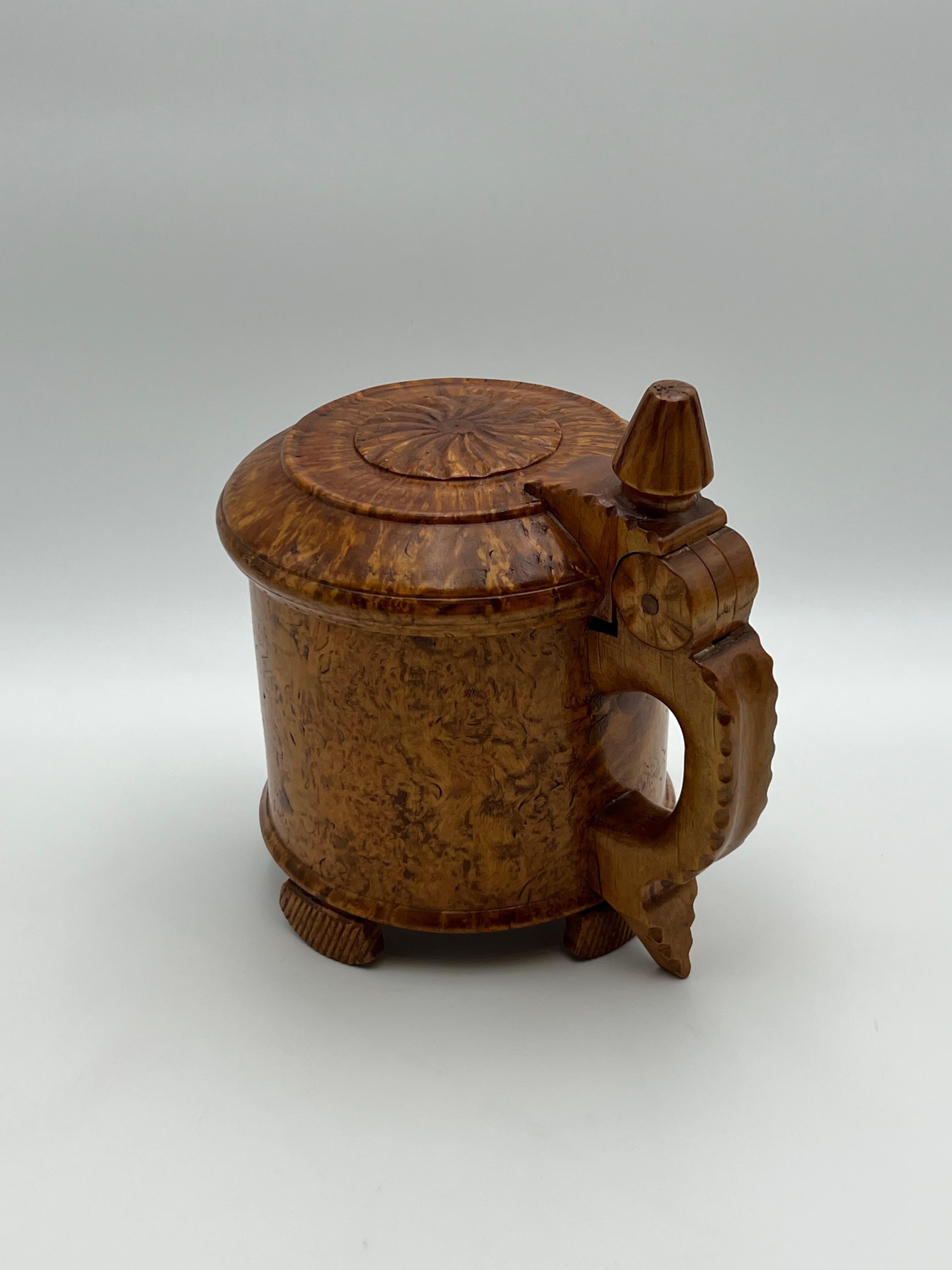 Une chope baroque en bois de bouleau des années 1800, fabriquée à la main, antiquité primitive, Norvège Bon état - En vente à Skien, NO