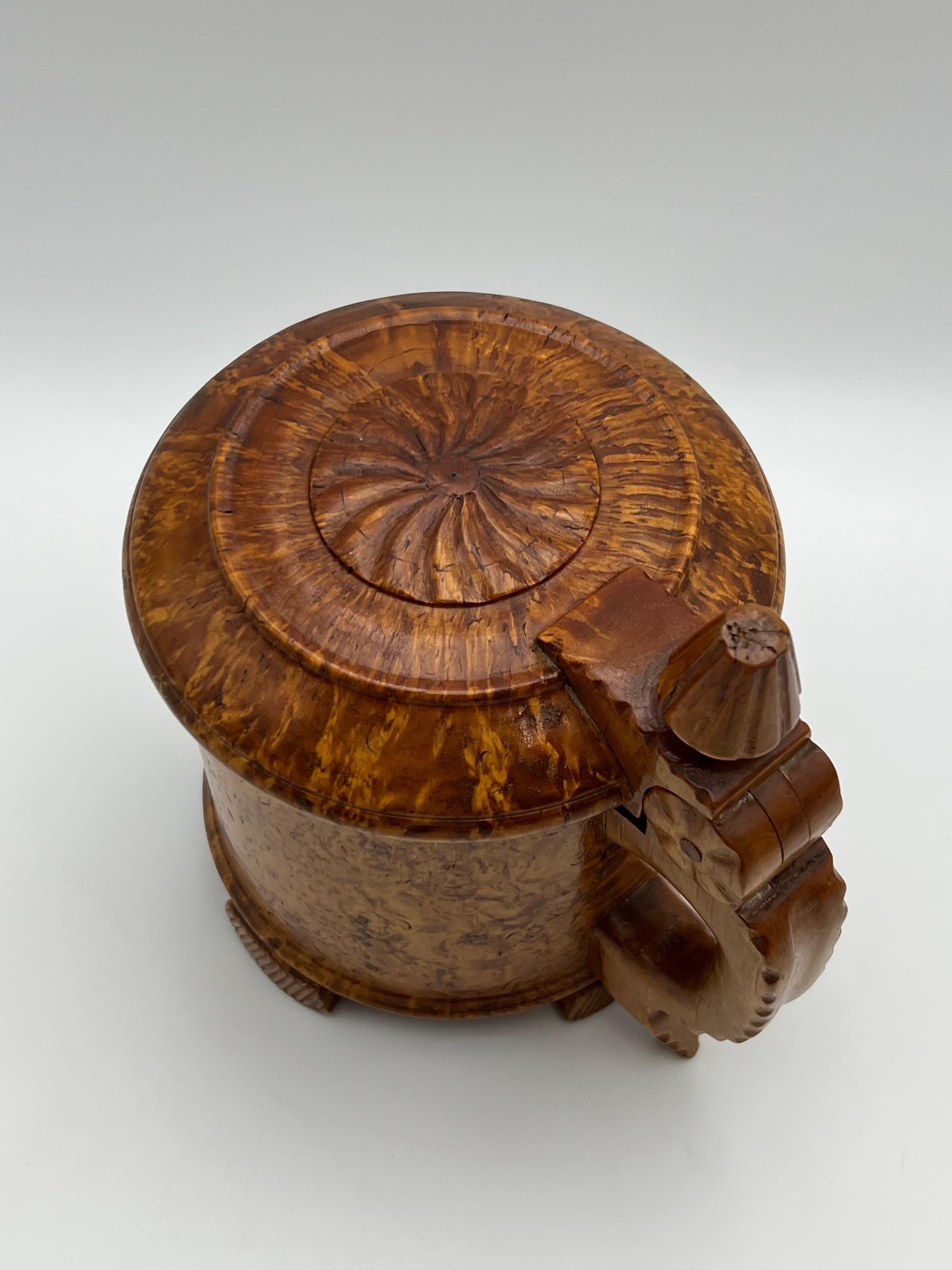 XIXe siècle Une chope baroque en bois de bouleau des années 1800, fabriquée à la main, antiquité primitive, Norvège en vente