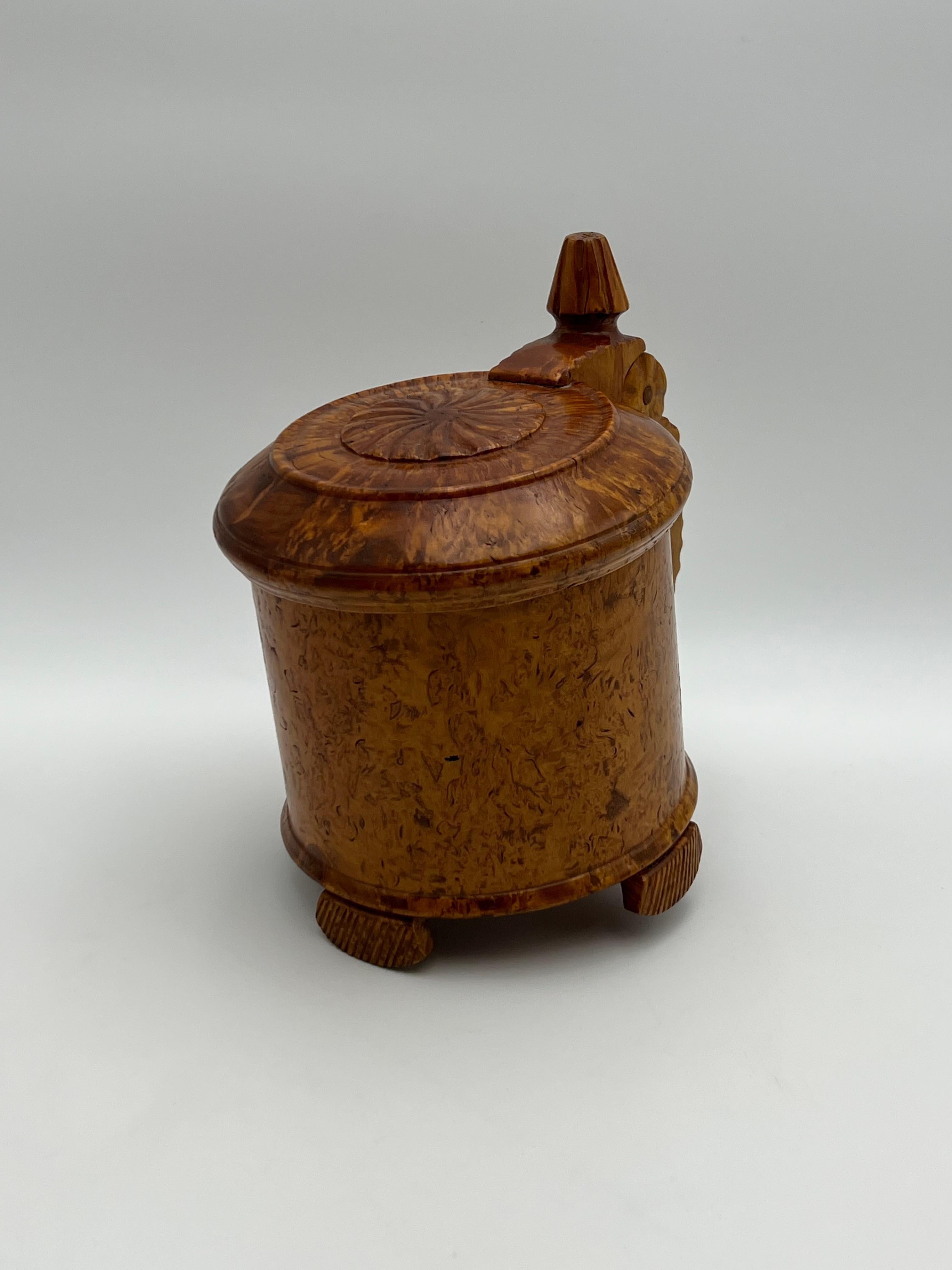 Une chope baroque en bois de bouleau des années 1800, fabriquée à la main, antiquité primitive, Norvège en vente 1