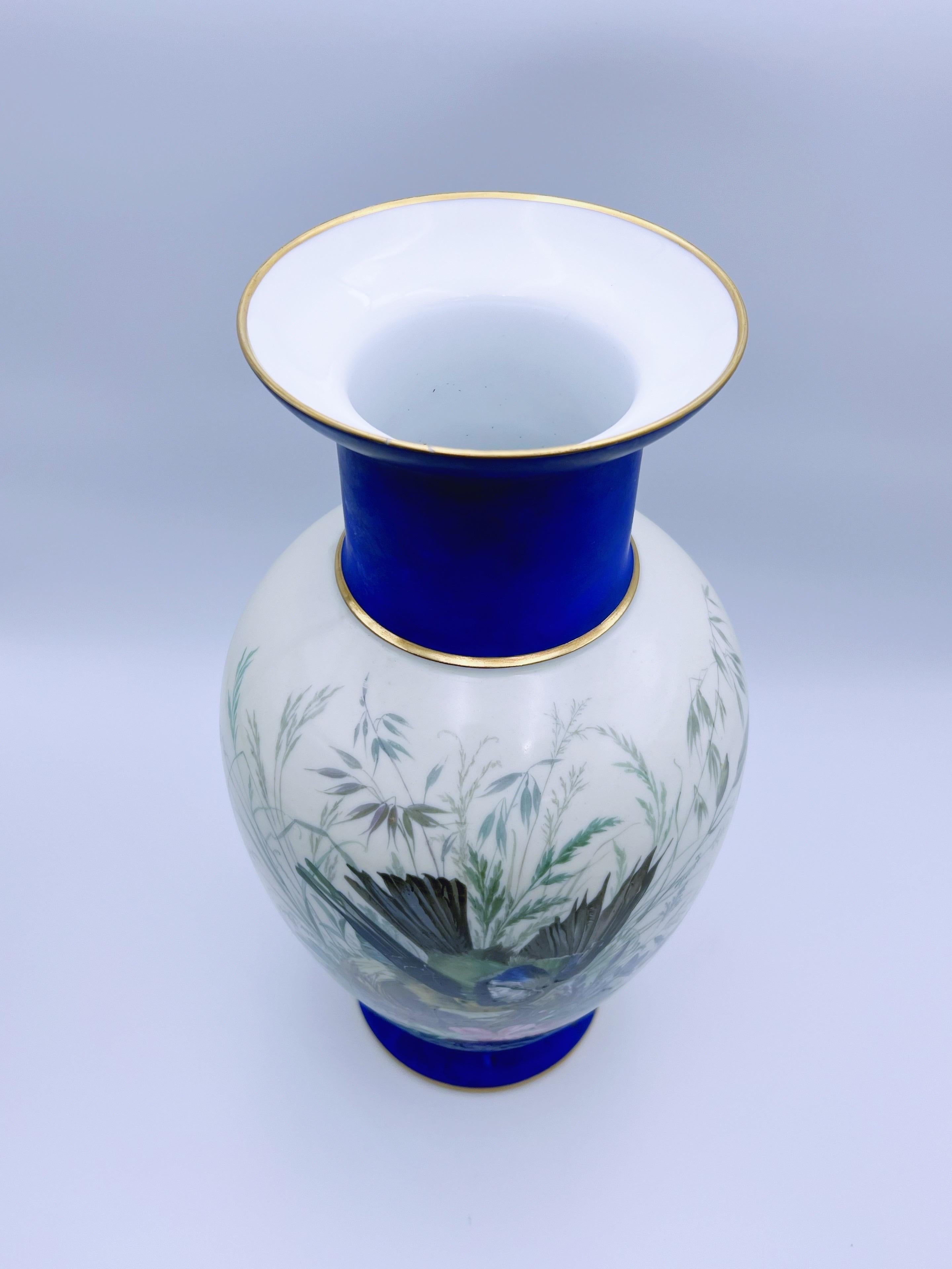 Vase Urne à fleurs et oiseaux finement peint à la main dans les années 1800 en vente 3