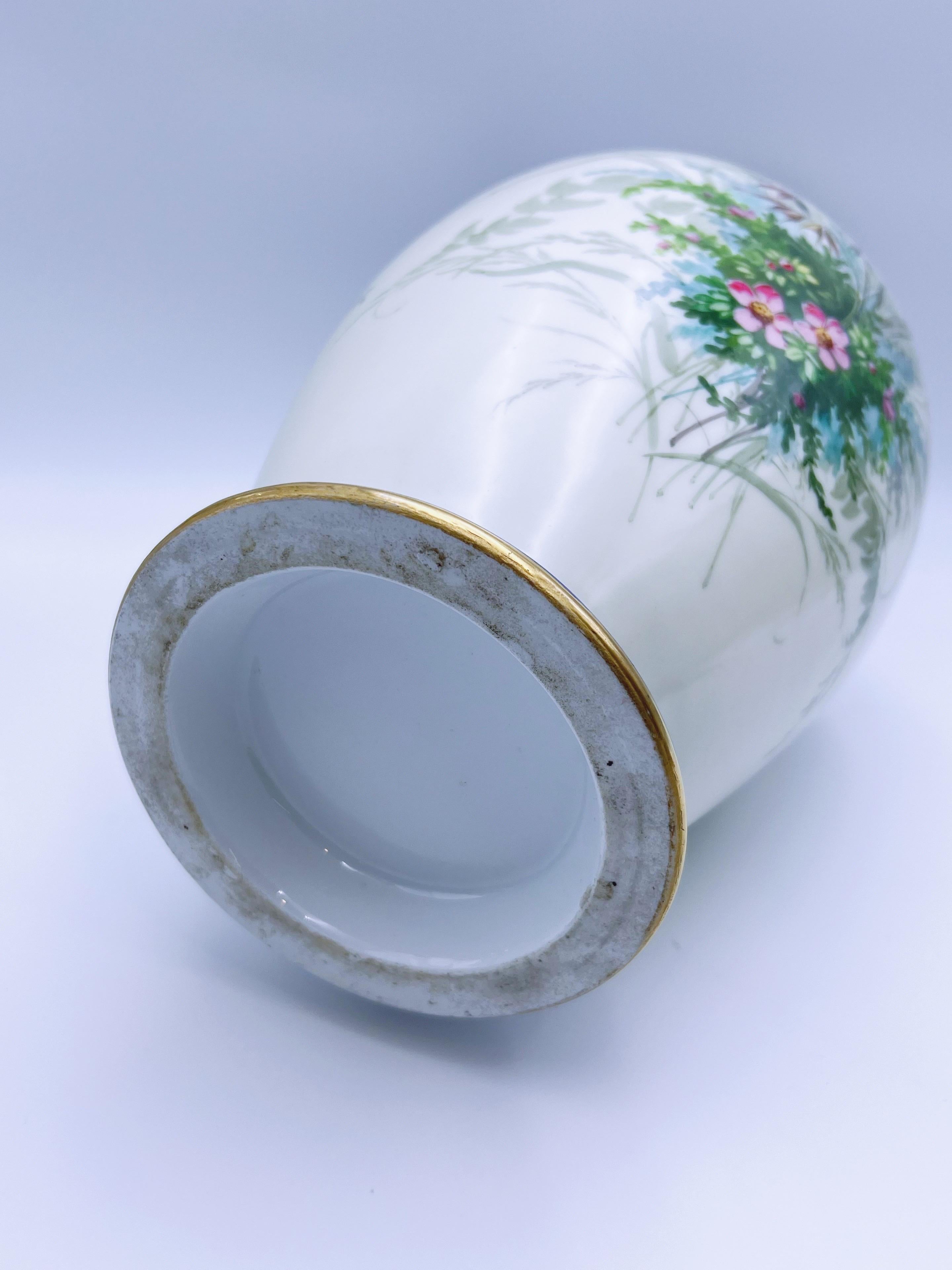 Vase Urne à fleurs et oiseaux finement peint à la main dans les années 1800 en vente 4
