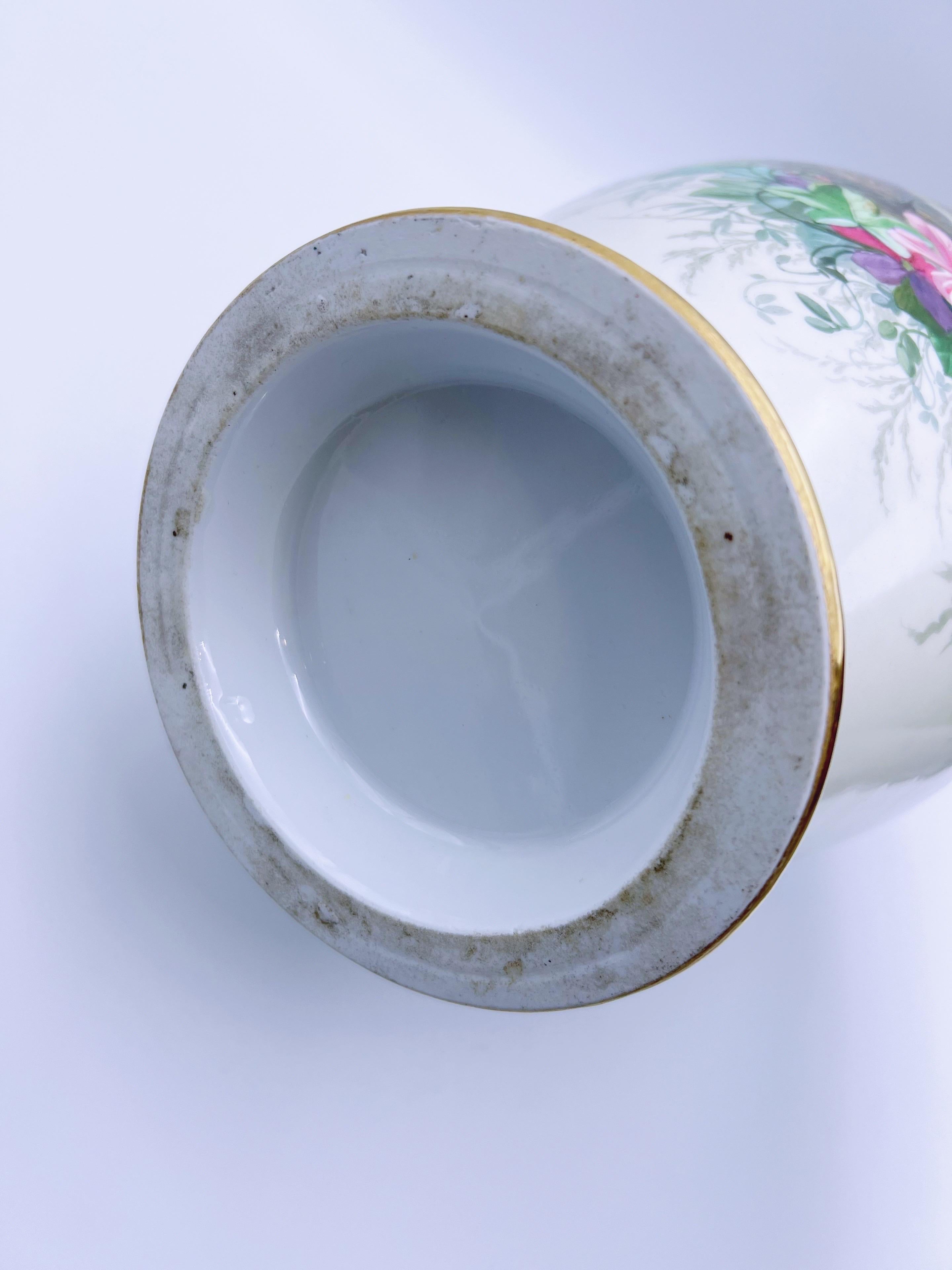 Vase Urne à fleurs et oiseaux finement peint à la main dans les années 1800 en vente 5