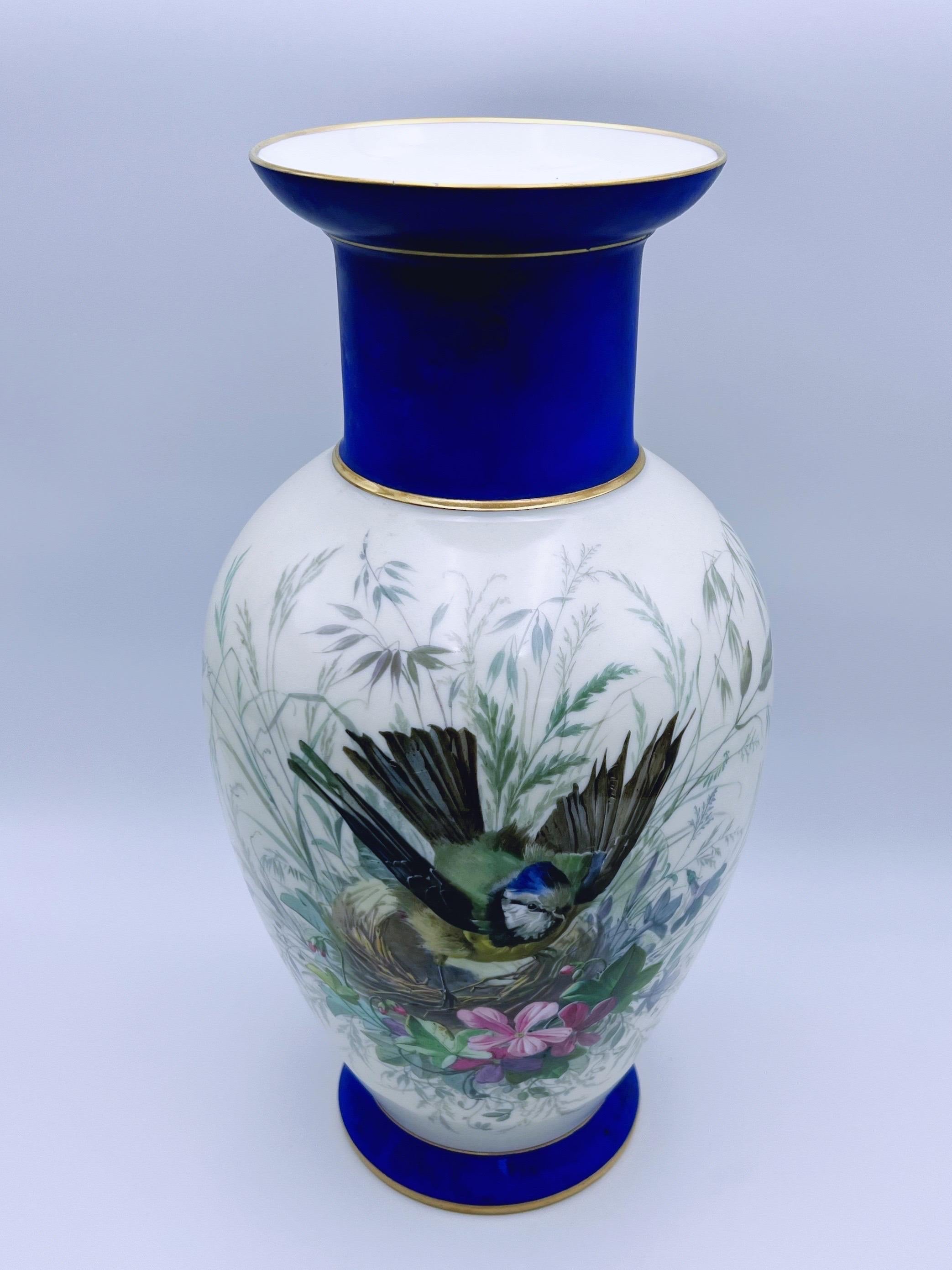 Européen Vase Urne à fleurs et oiseaux finement peint à la main dans les années 1800 en vente