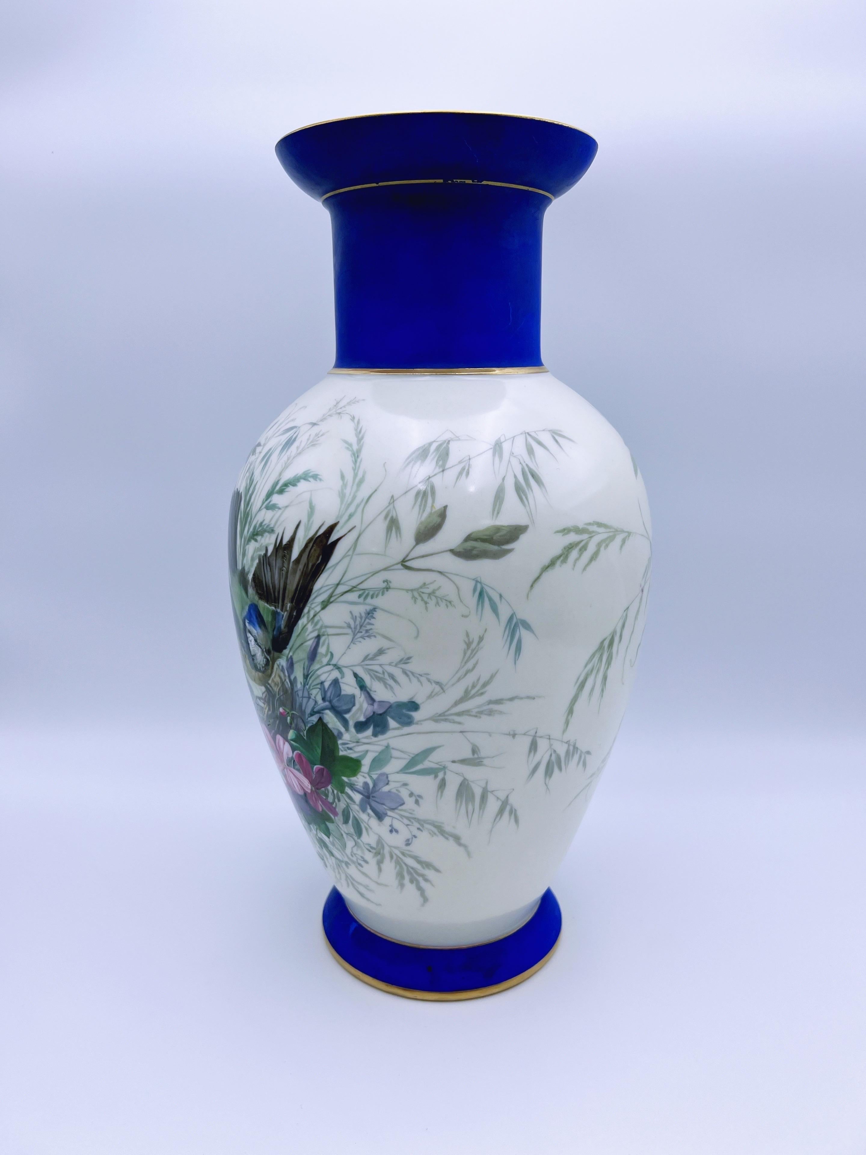 Peint à la main Vase Urne à fleurs et oiseaux finement peint à la main dans les années 1800 en vente