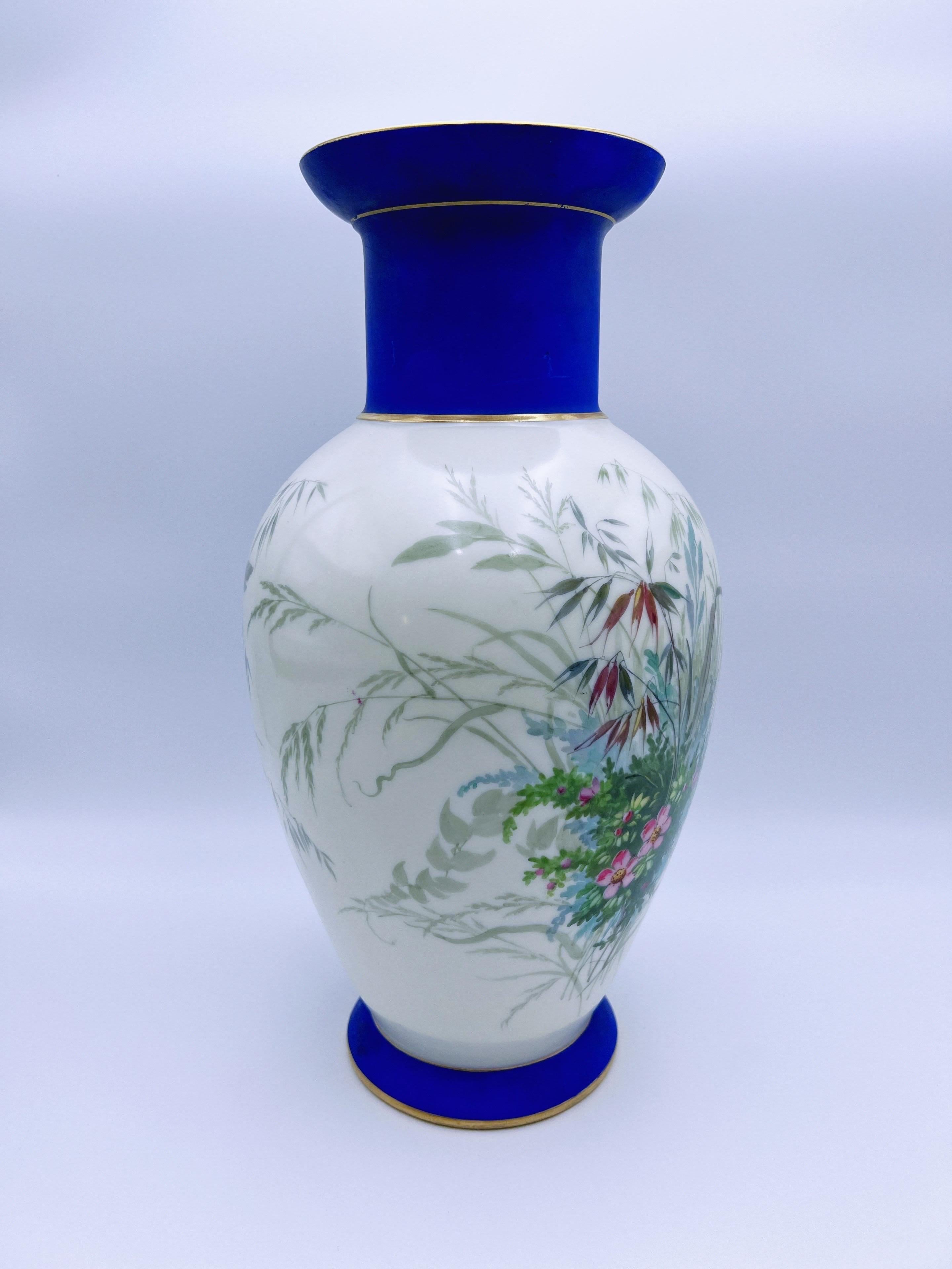 Vase Urne à fleurs et oiseaux finement peint à la main dans les années 1800 Bon état - En vente à Skien, NO
