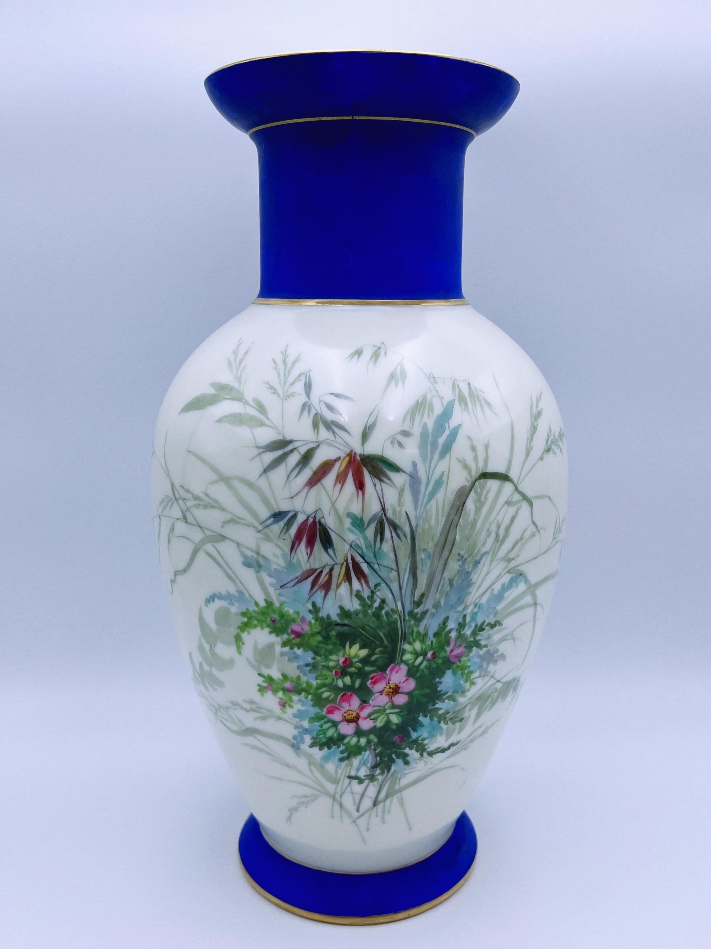 XIXe siècle Vase Urne à fleurs et oiseaux finement peint à la main dans les années 1800 en vente