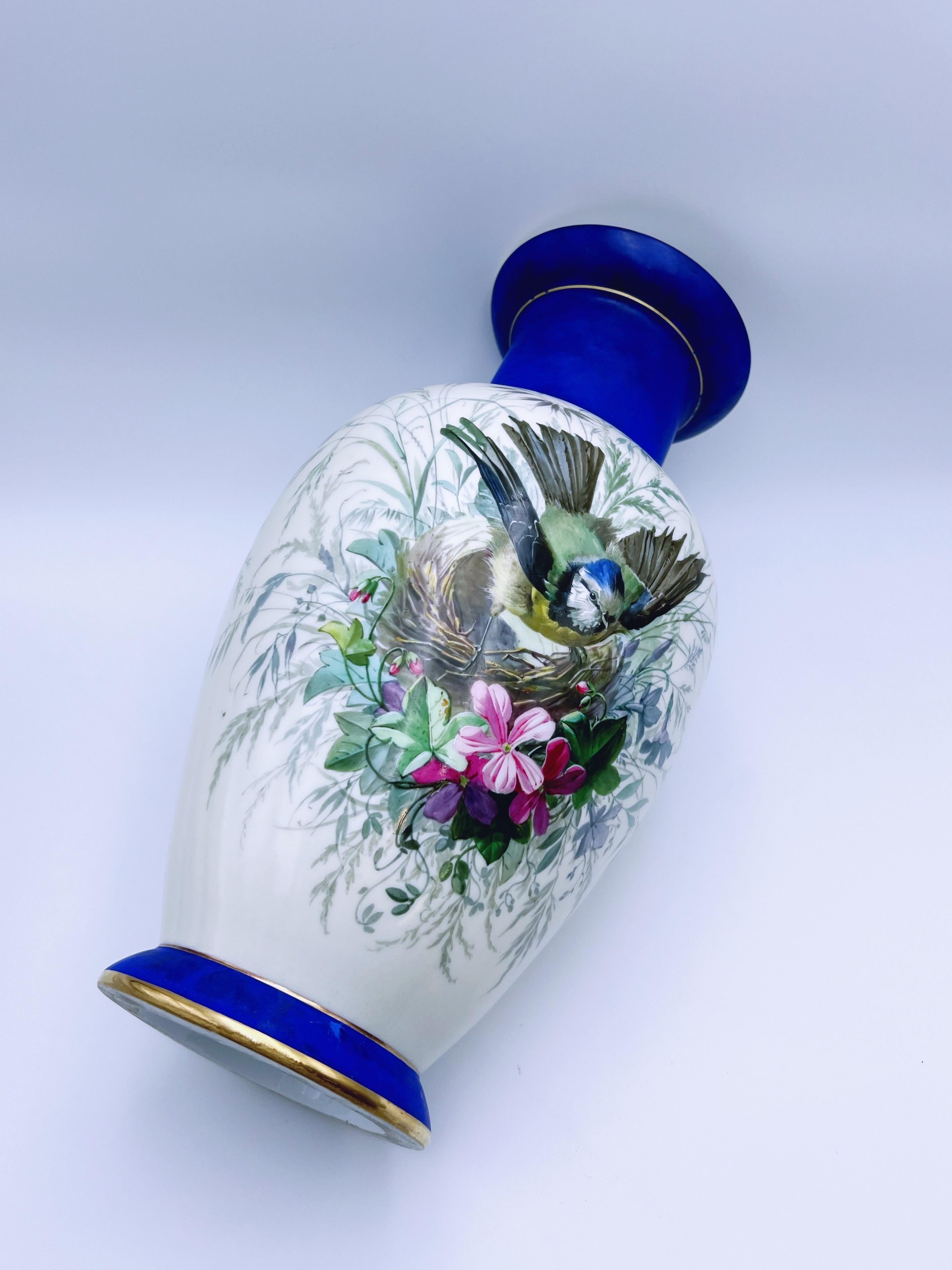 Porcelaine Vase Urne à fleurs et oiseaux finement peint à la main dans les années 1800 en vente