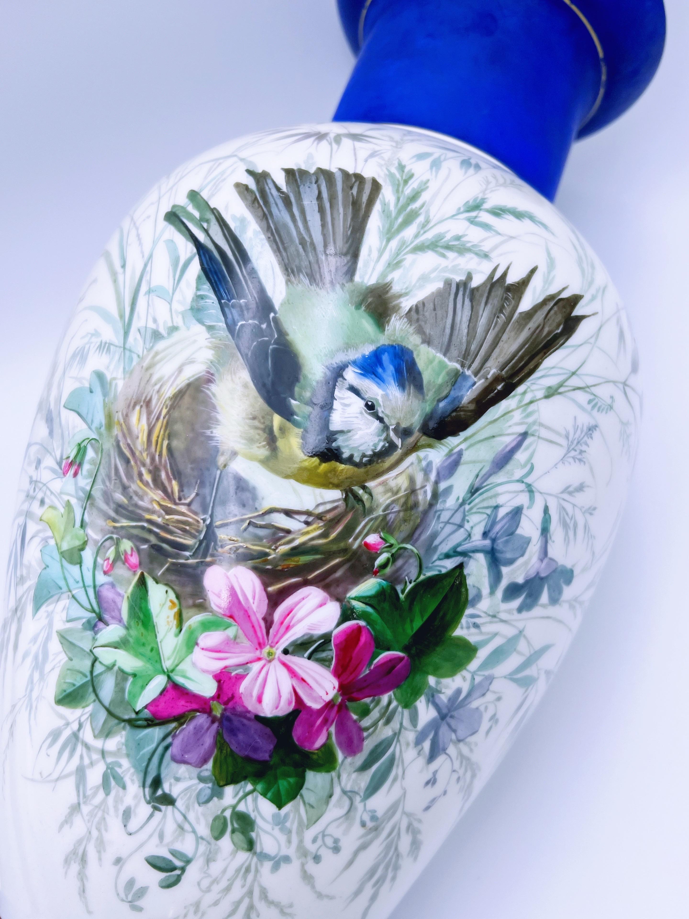 Vase Urne à fleurs et oiseaux finement peint à la main dans les années 1800 en vente 1