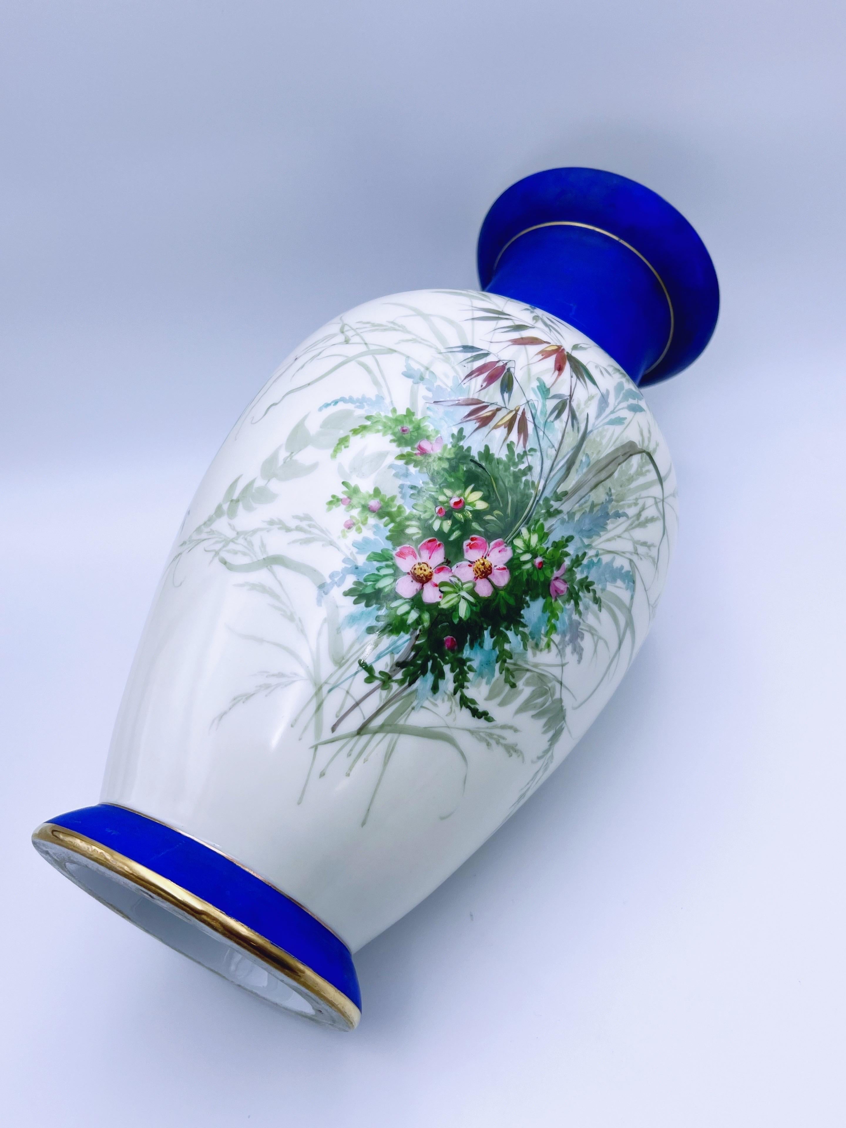 Vase Urne à fleurs et oiseaux finement peint à la main dans les années 1800 en vente 2