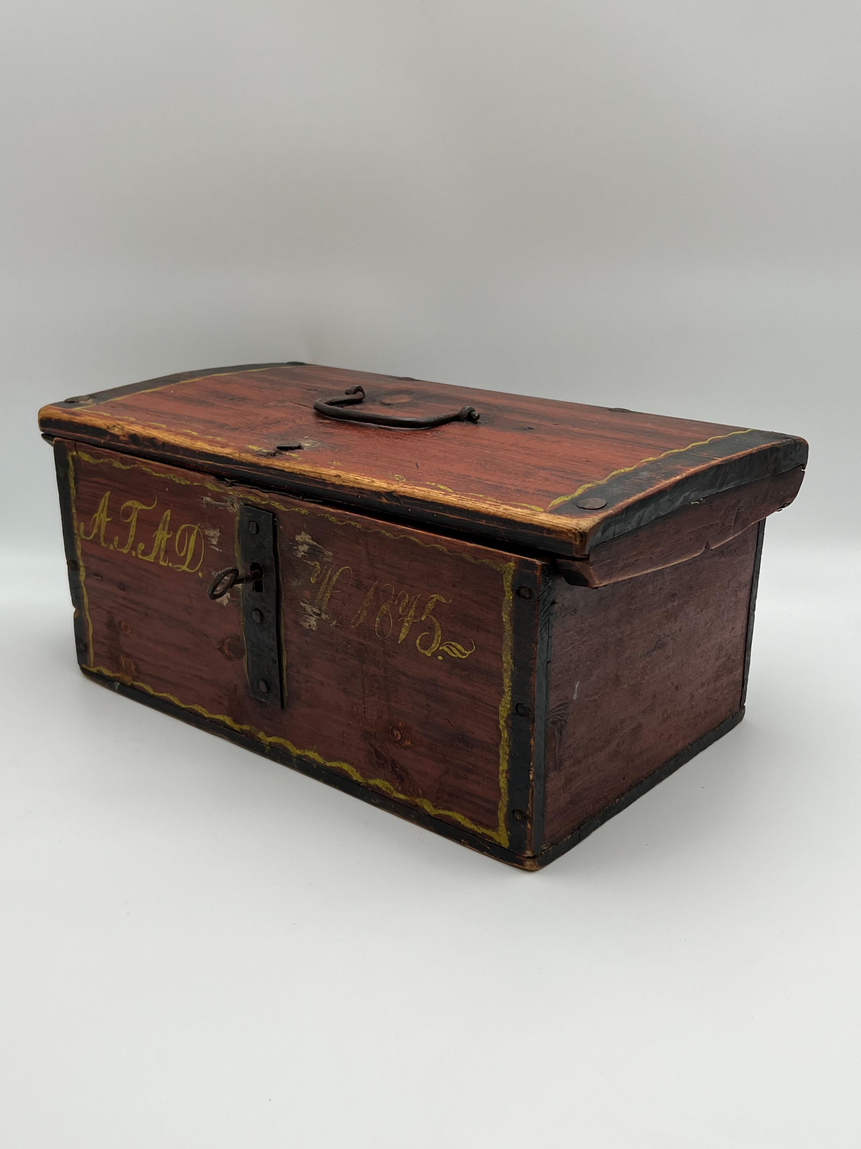 A 1875 Primitive Antique Pine Trunk Box, Rustic Farmhouse Folk Art, Norway In Good Condition For Sale In Skien, NO