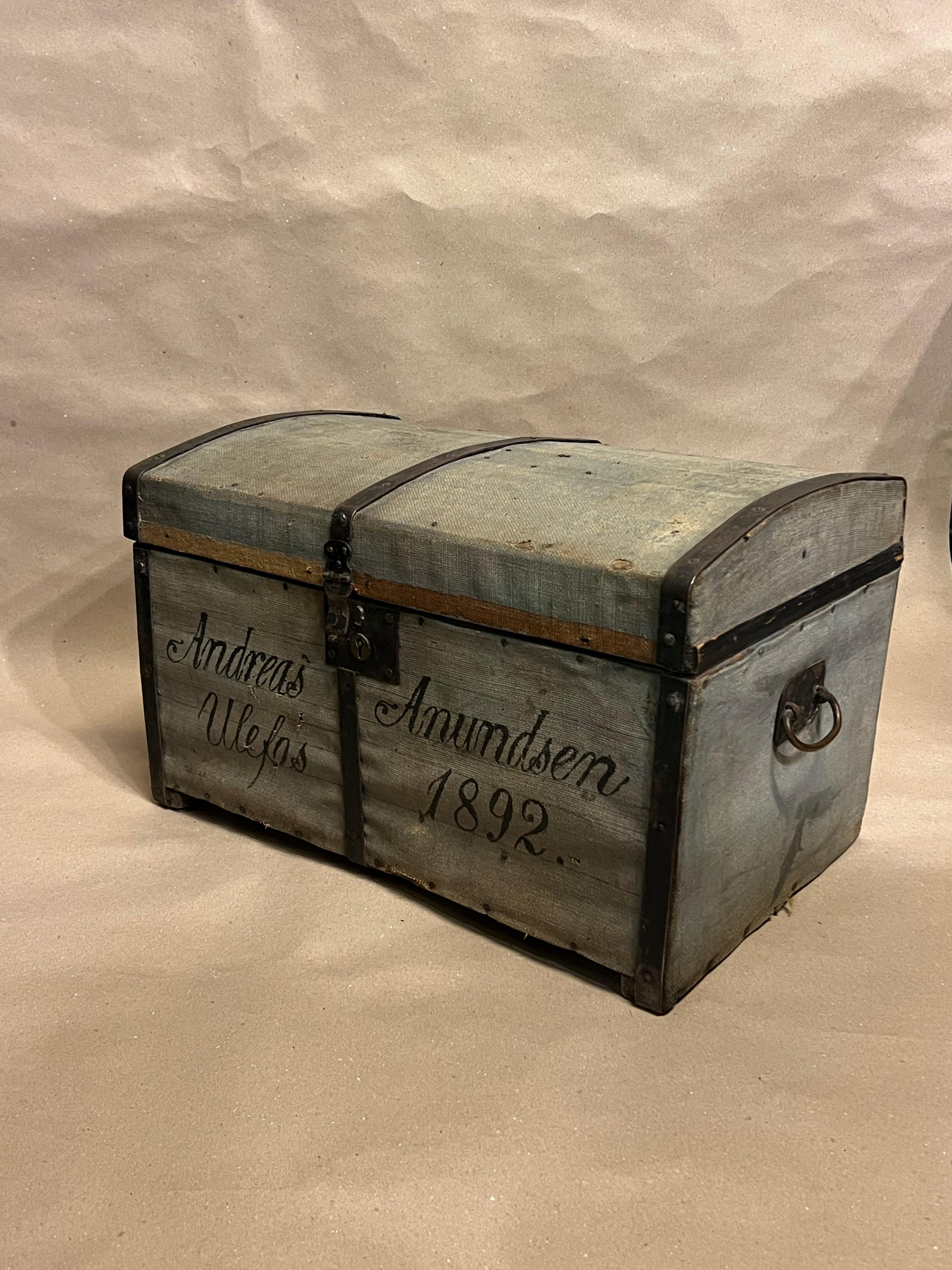 1892 Coffre à trésor / malle rustique ancienne

Ce coffre au trésor de 1892 est fabriqué en bois de pin et recouvert d'une toile. Il a conservé sa peinture bleue de ferme et sa patine d'origine. Elle comporte une serrure et une clé, ainsi qu'une