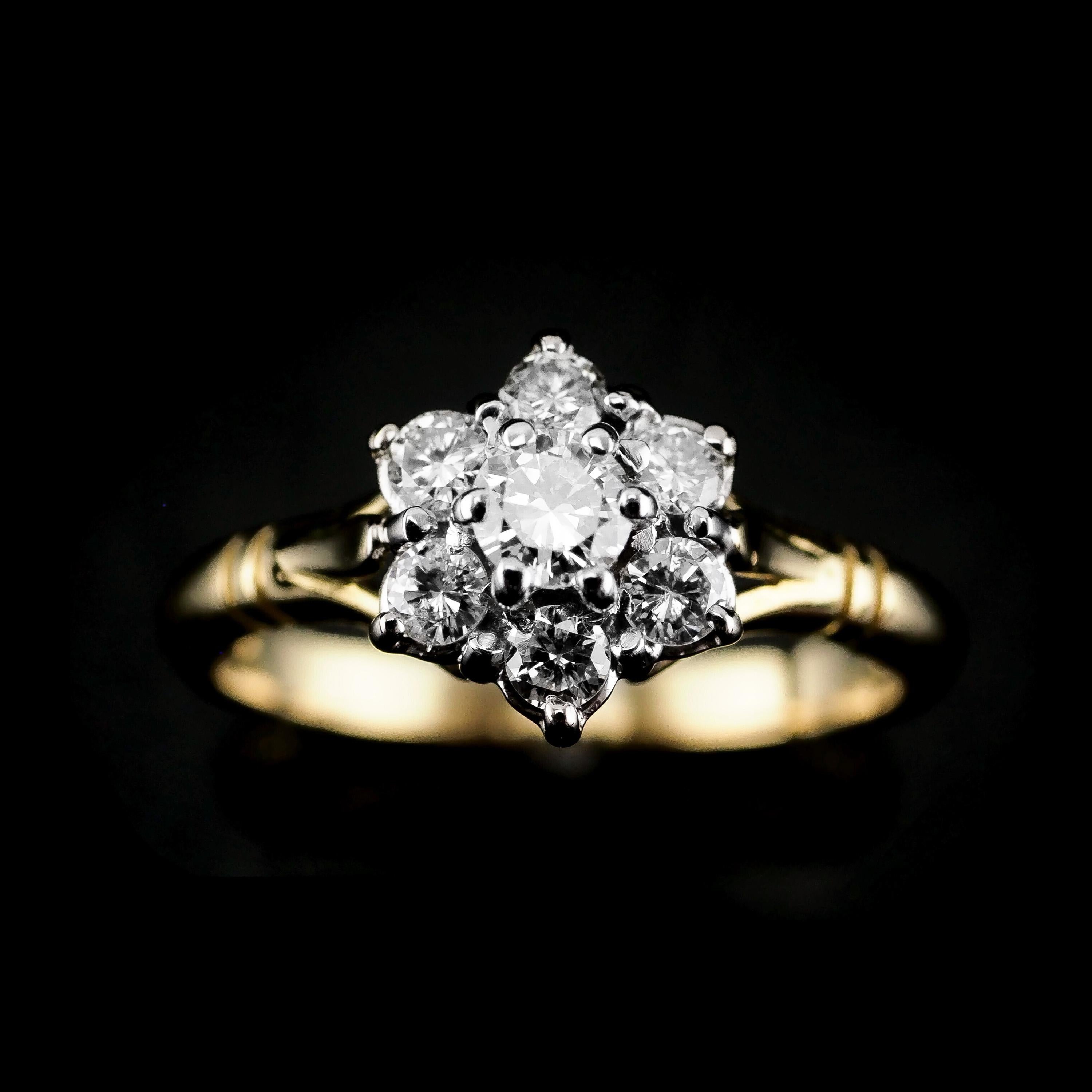 Women's or Men's 18k Gold & Brilliant Diamond Cluster/Flower Ring For Sale