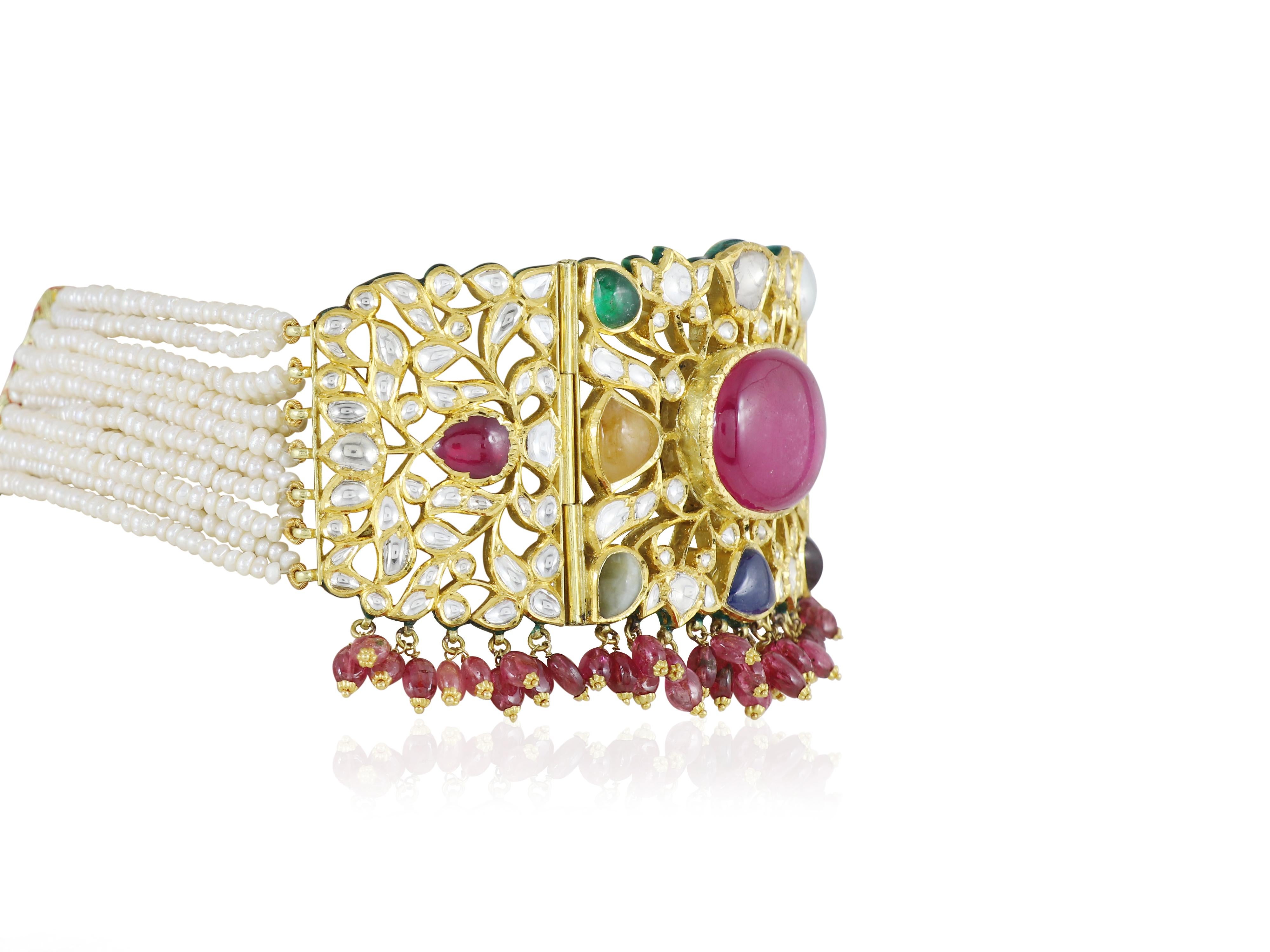 A 18K gold Indian wedding Navratna choker with nine gemstones and diamond polkis In New Condition For Sale In Bangkok,, TH