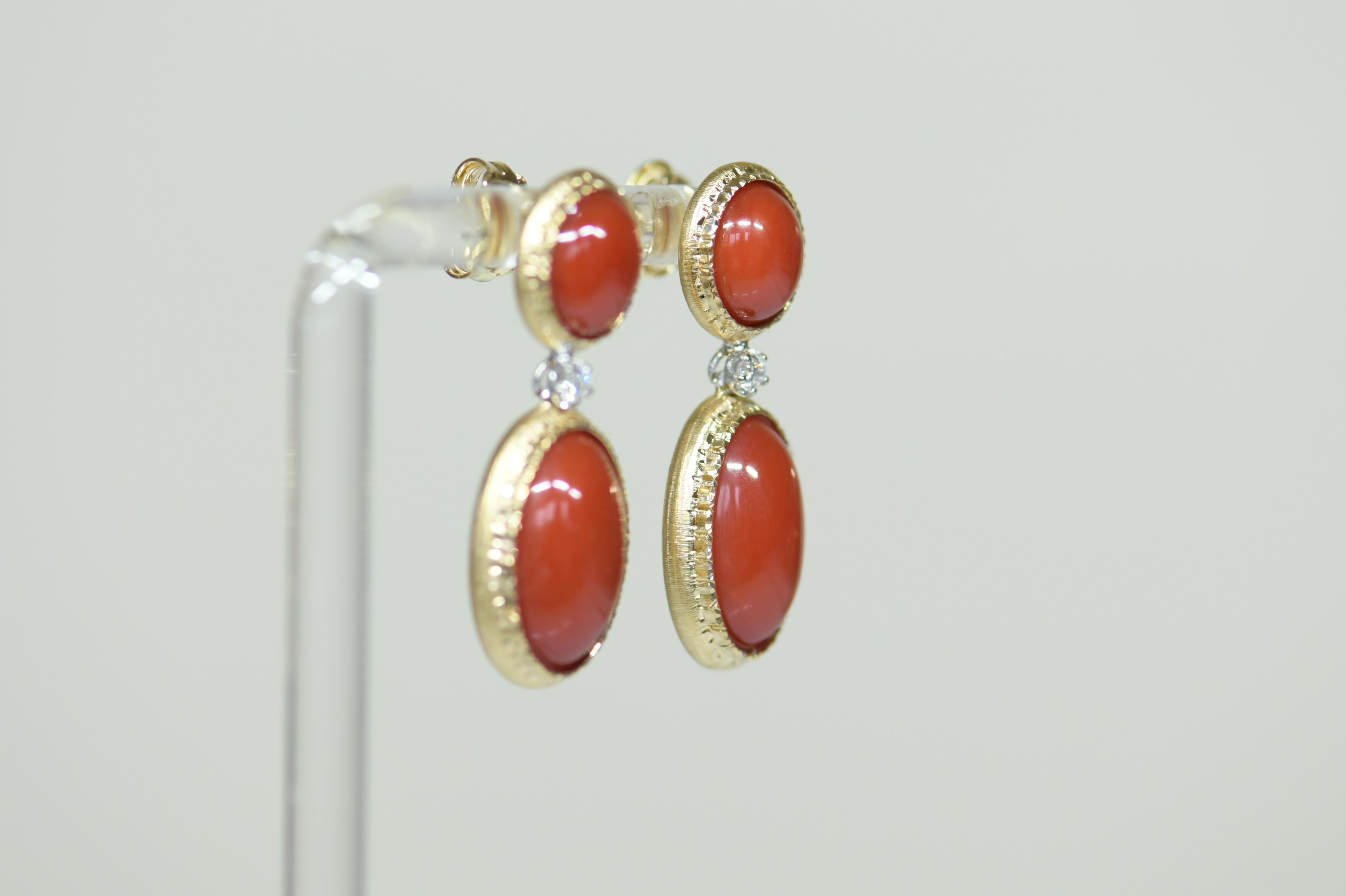 Ohrhänger aus 18 Karat Gold mit natürlicher roter Koralle und Diamanten (Rundschliff) im Angebot