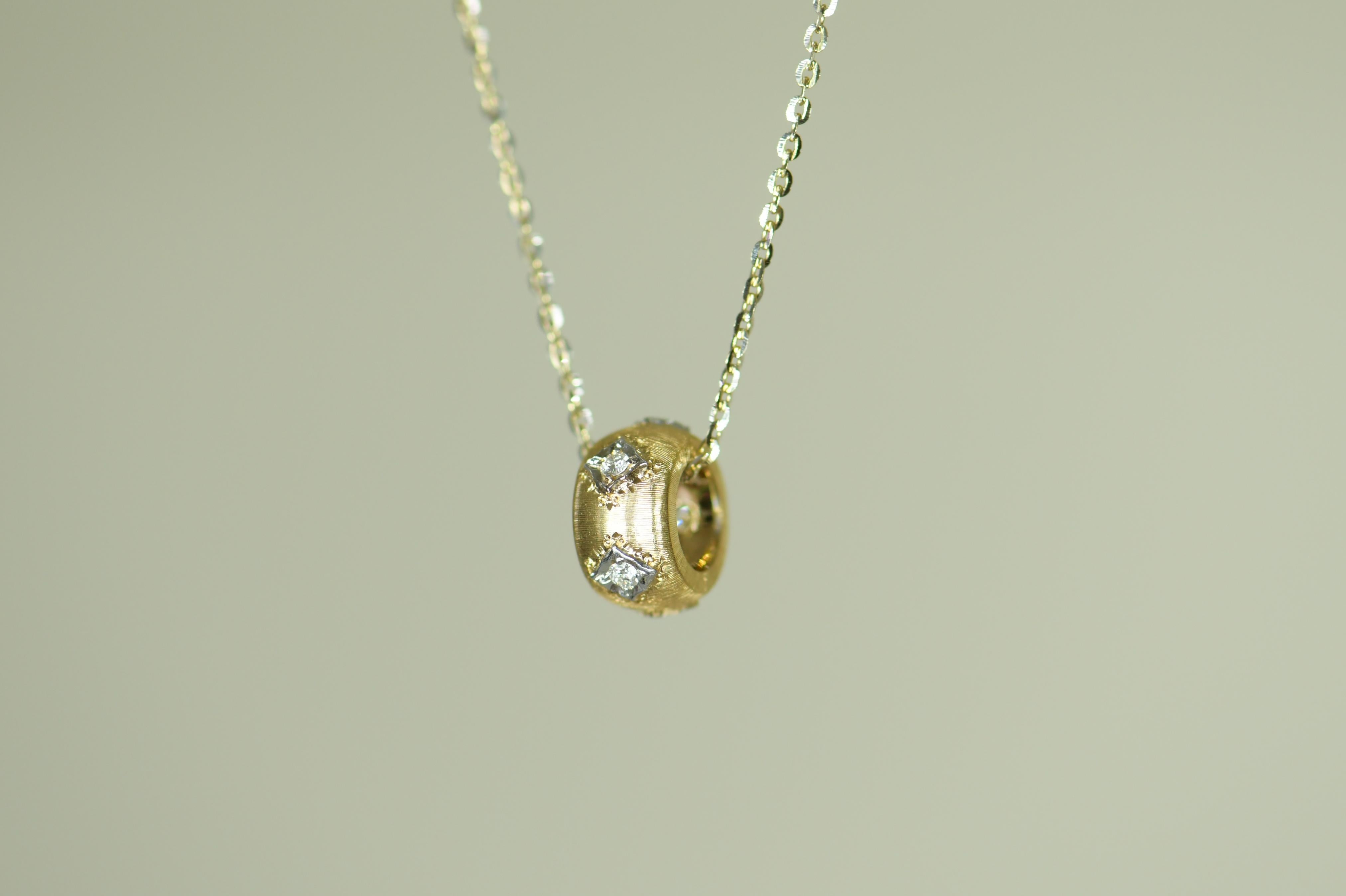 18 Karat Yellow Gold Diamond Pendant Necklace In Excellent Condition For Sale In Banbury, GB