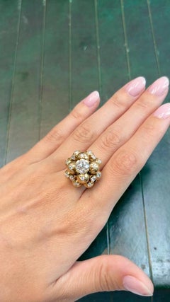 Un anello in oro giallo 18 carati composto da 12 sfere con montatura a stella e diamanti a taglio antico