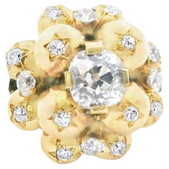 Un anello in oro giallo 18 carati composto da 12 sfere con montatura a stella e diamanti a taglio antico