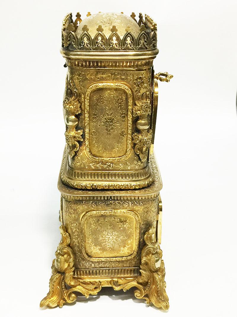 Armadietto in miniatura in bronzo dorato del XVIII secolo con dipinti sottovetro in vendita 8