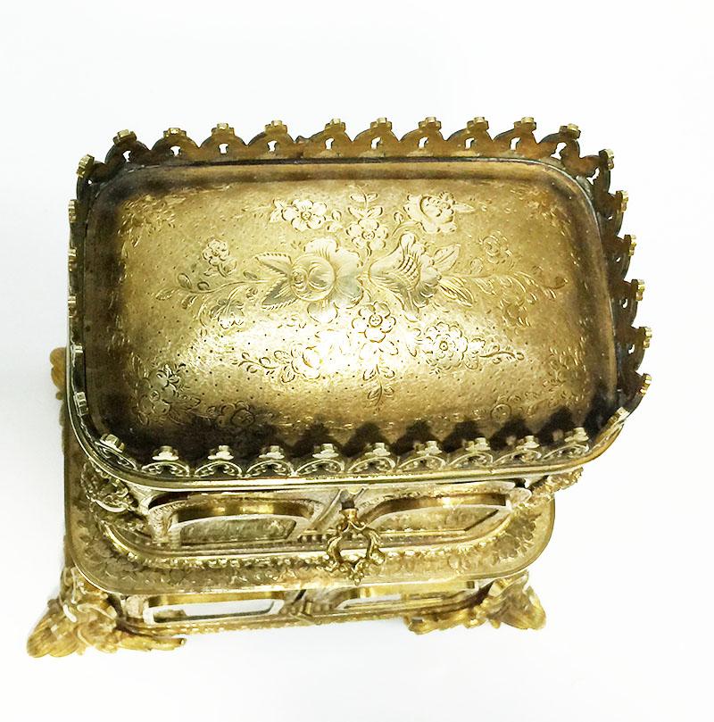Armadietto in miniatura in bronzo dorato del XVIII secolo con dipinti sottovetro in vendita 9