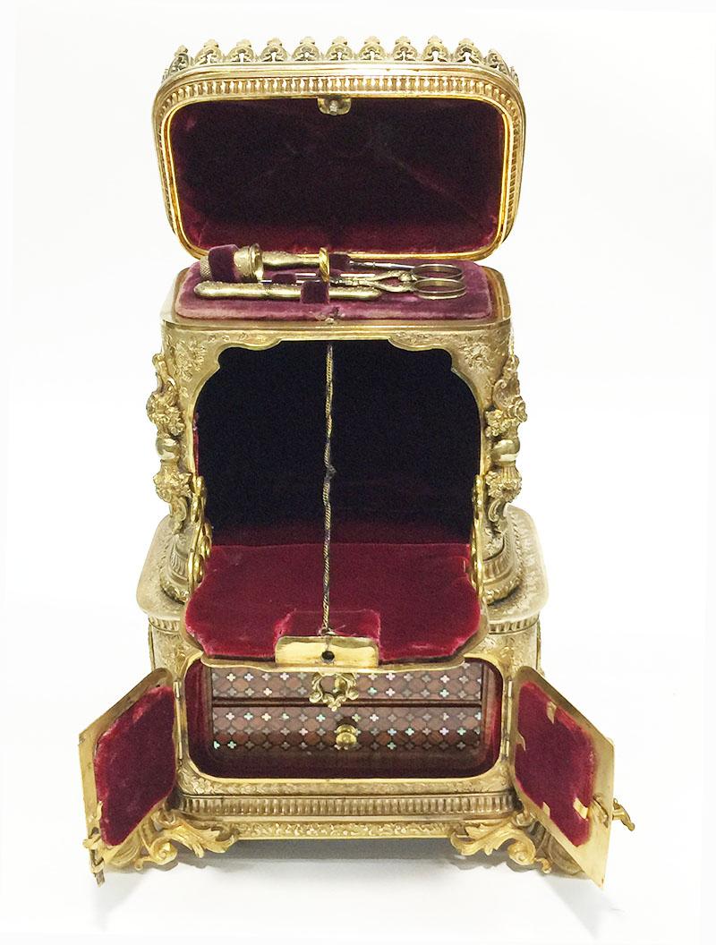 Dorato Armadietto in miniatura in bronzo dorato del XVIII secolo con dipinti sottovetro in vendita