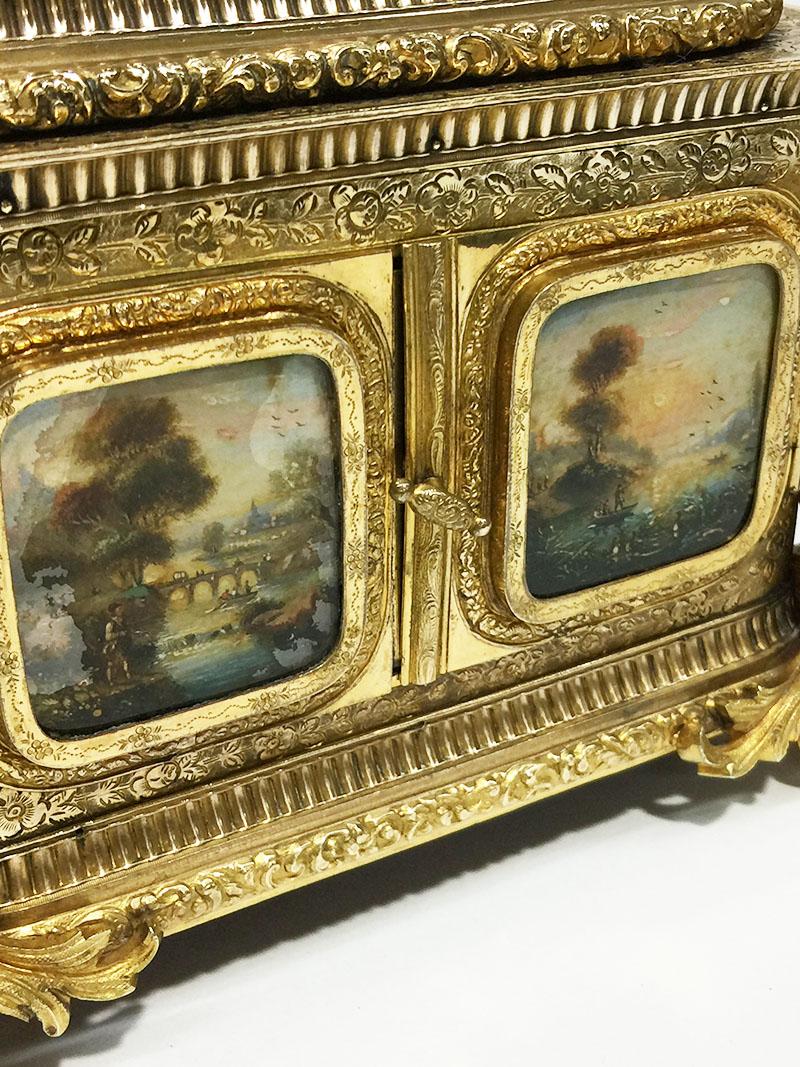 Armadietto in miniatura in bronzo dorato del XVIII secolo con dipinti sottovetro in vendita 2
