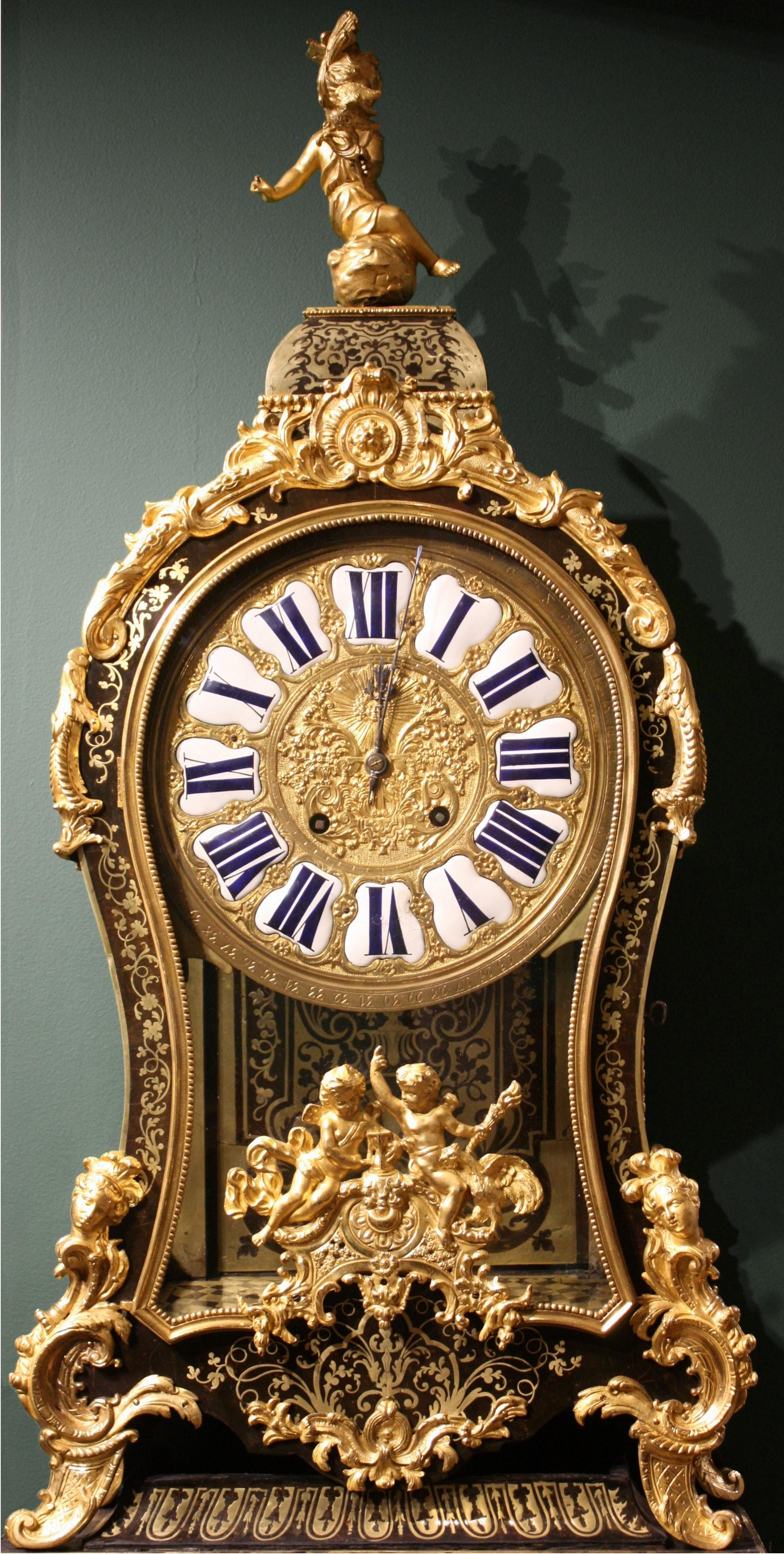 A regence boulle marquetry ormolu-mounted bracket clock
Our violin-shaped cartel is decorated with a marquetry Boulle with engraved brass decorated with windings, florets, cartridges and leaf scrolls. It opens on the front with a glass door and on