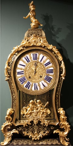 Horloge de support du 18e siècle en bronze doré et marqueterie Boulle, ornée de bronze