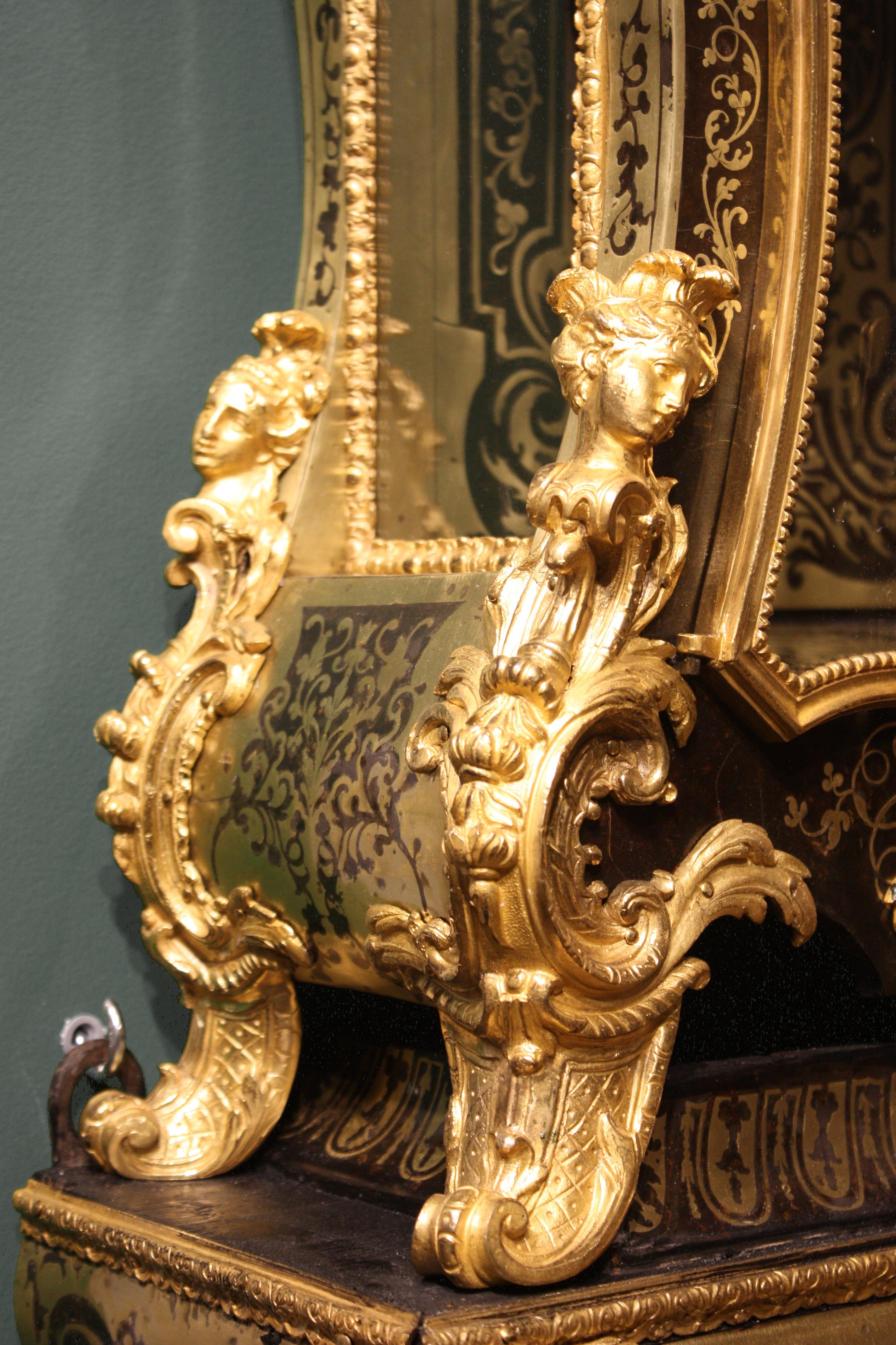 Régence Horloge de support du 18e siècle en bronze doré et marqueterie Boulle, ornée de bronze en vente