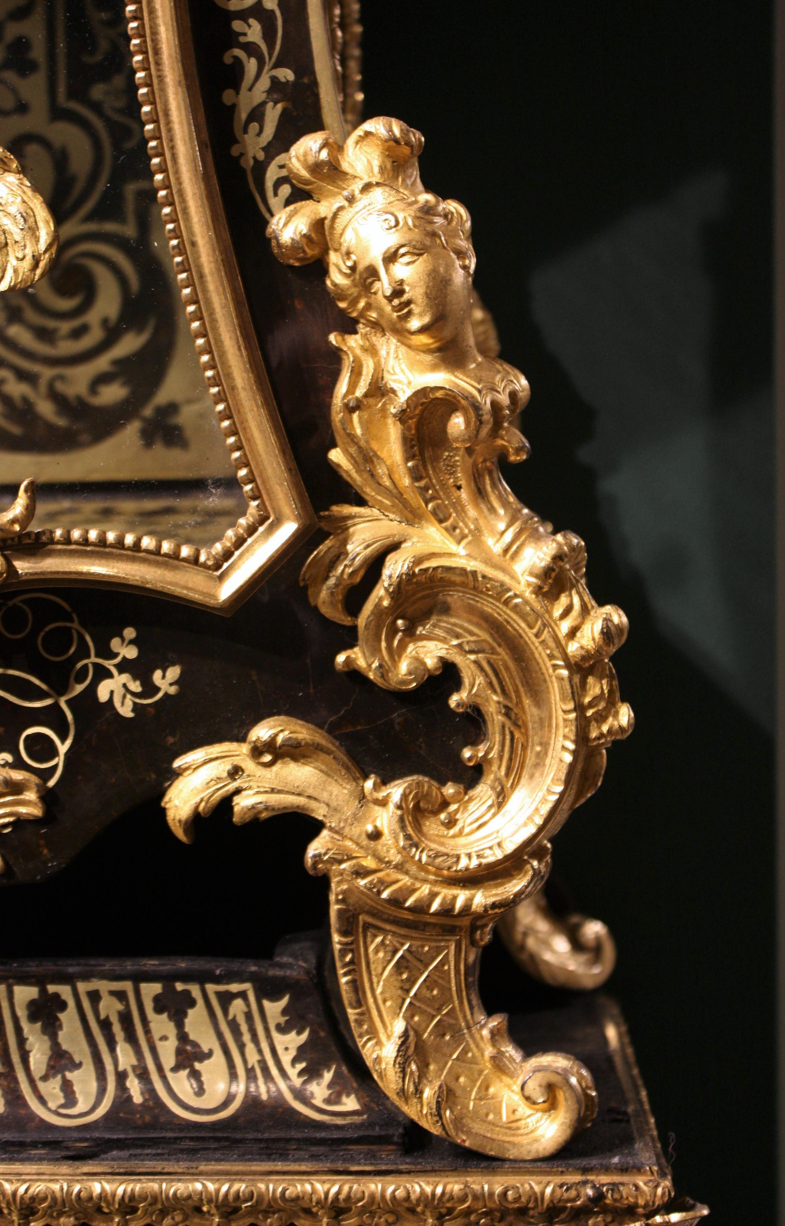 Français Horloge de support du 18e siècle en bronze doré et marqueterie Boulle, ornée de bronze en vente