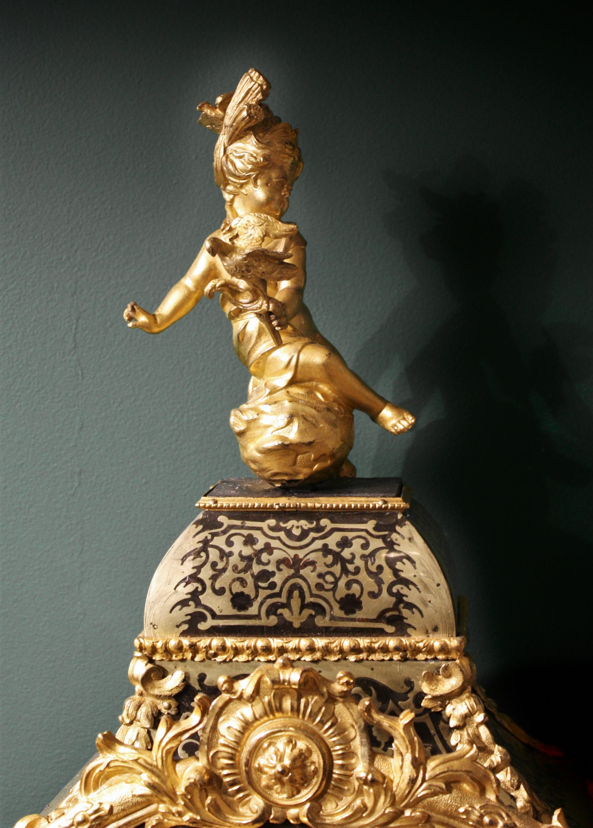 Marqueterie Horloge de support du 18e siècle en bronze doré et marqueterie Boulle, ornée de bronze en vente