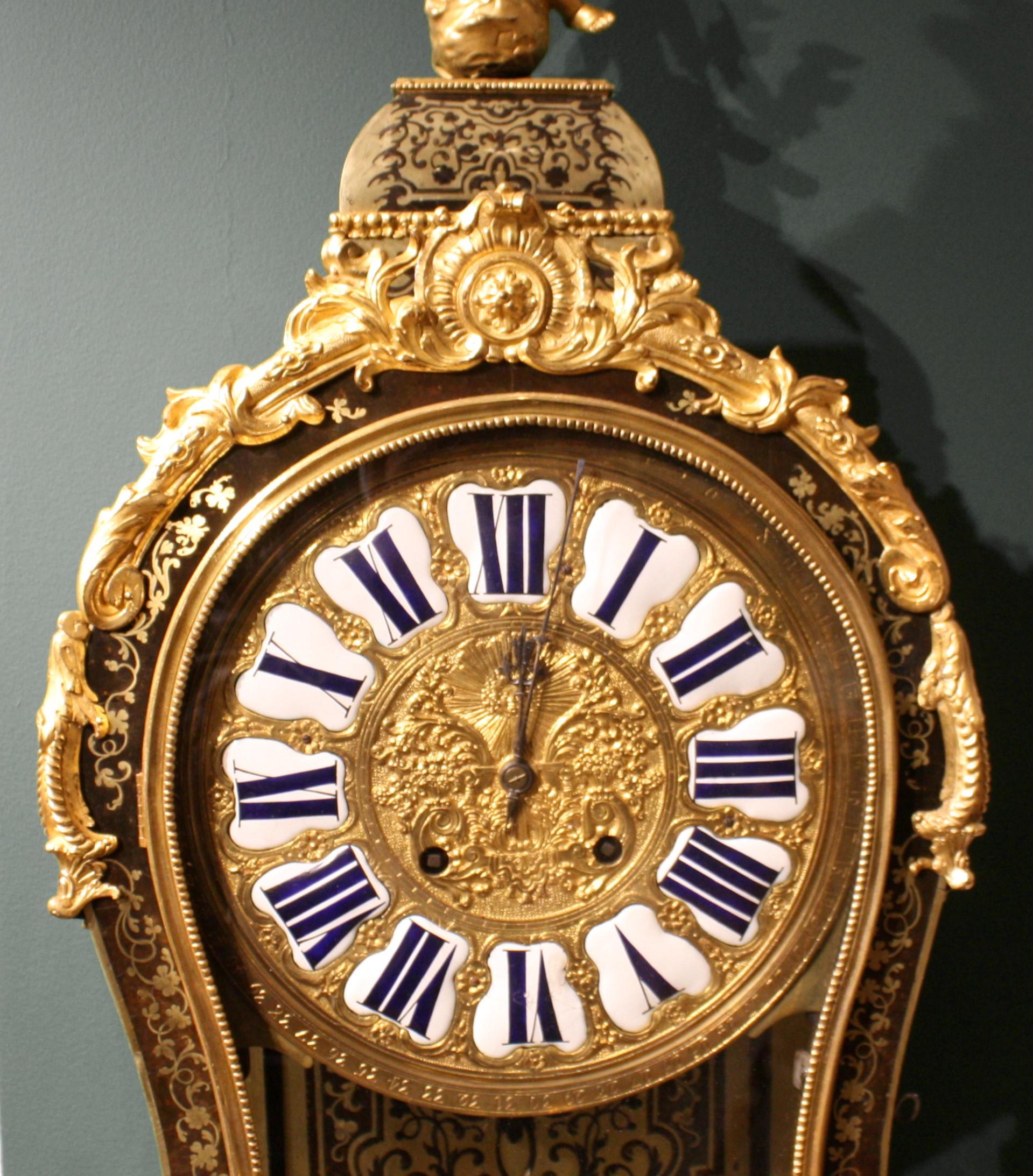 Horloge de support du 18e siècle en bronze doré et marqueterie Boulle, ornée de bronze État moyen - En vente à PARIS, FR