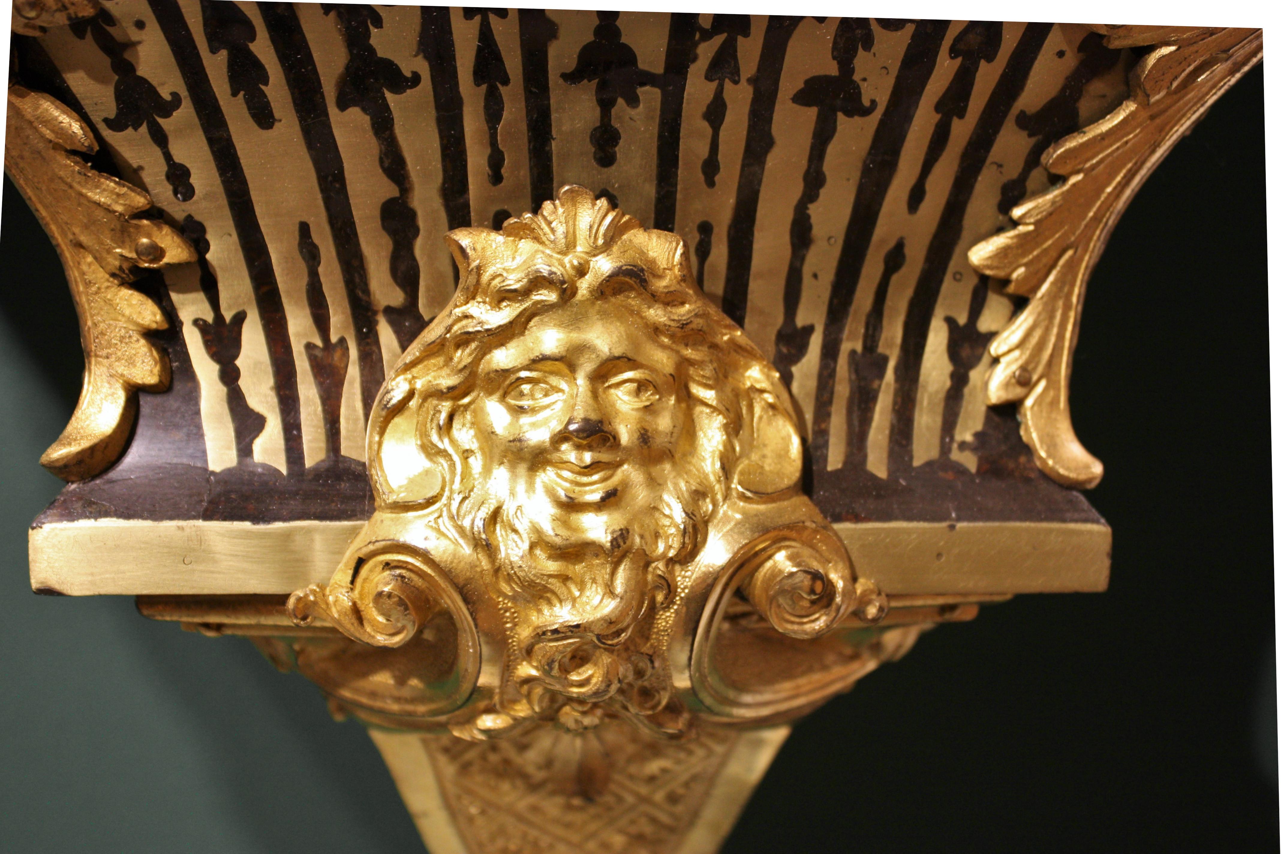 Vergoldete Boulle-Bronze mit Ormolu-Montierung und Konsolenuhr aus dem 18. (18. Jahrhundert) im Angebot