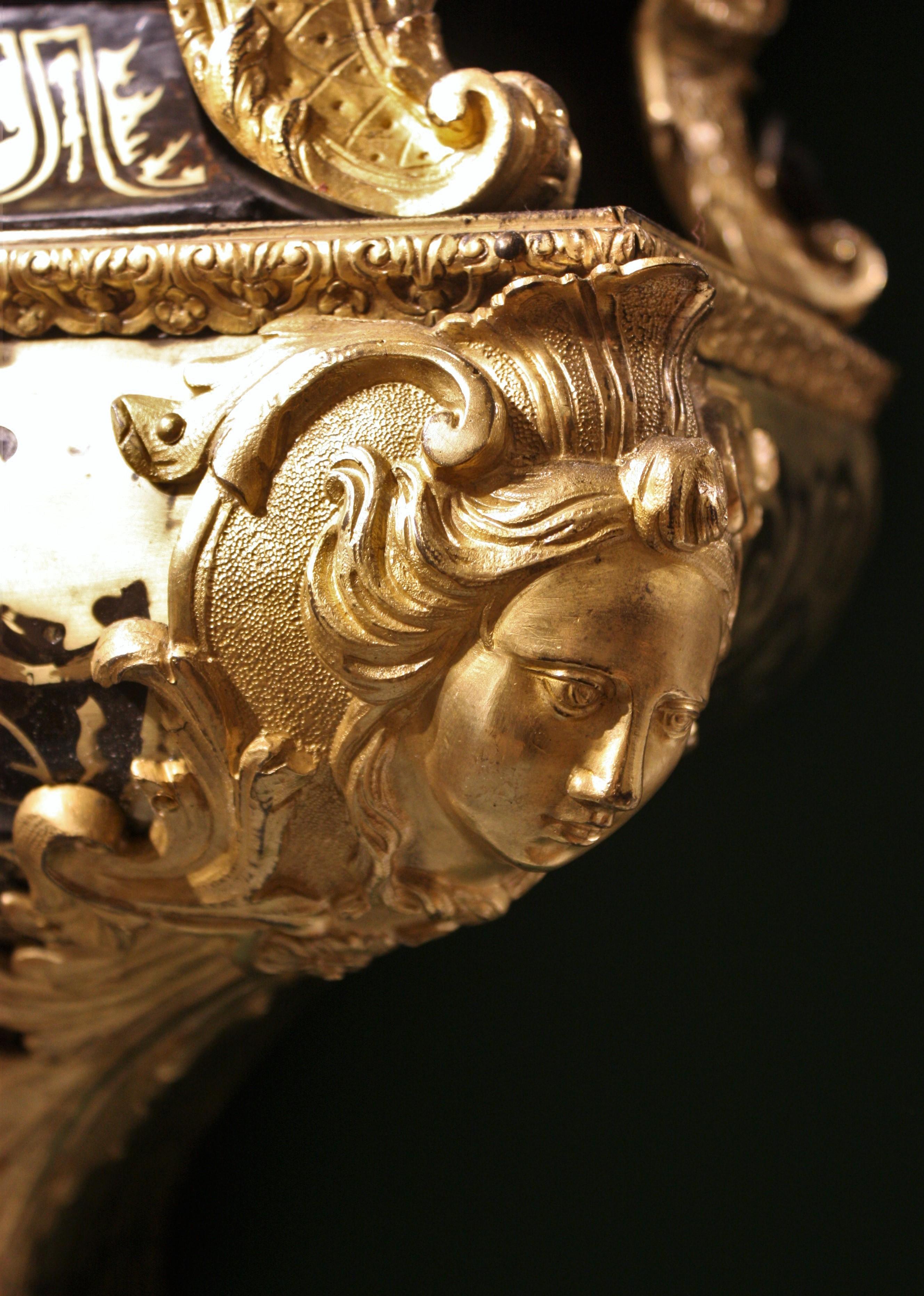 Vergoldete Boulle-Bronze mit Ormolu-Montierung und Konsolenuhr aus dem 18. im Angebot 1