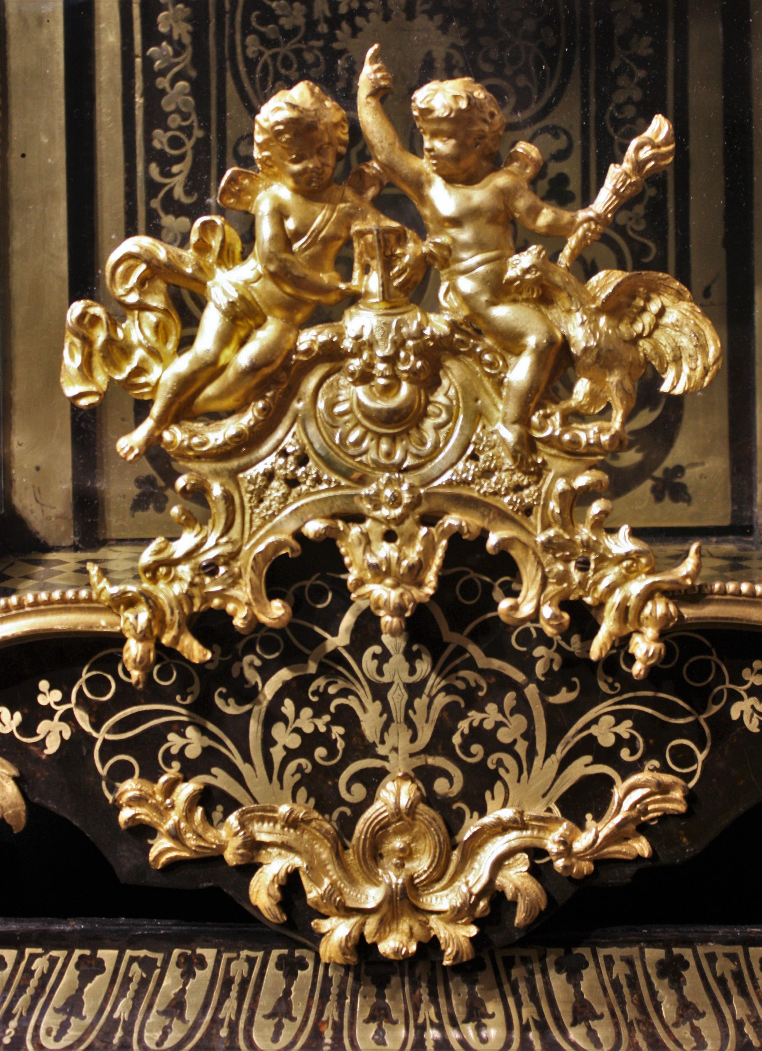Horloge de support du 18e siècle en bronze doré et marqueterie Boulle, ornée de bronze en vente 1