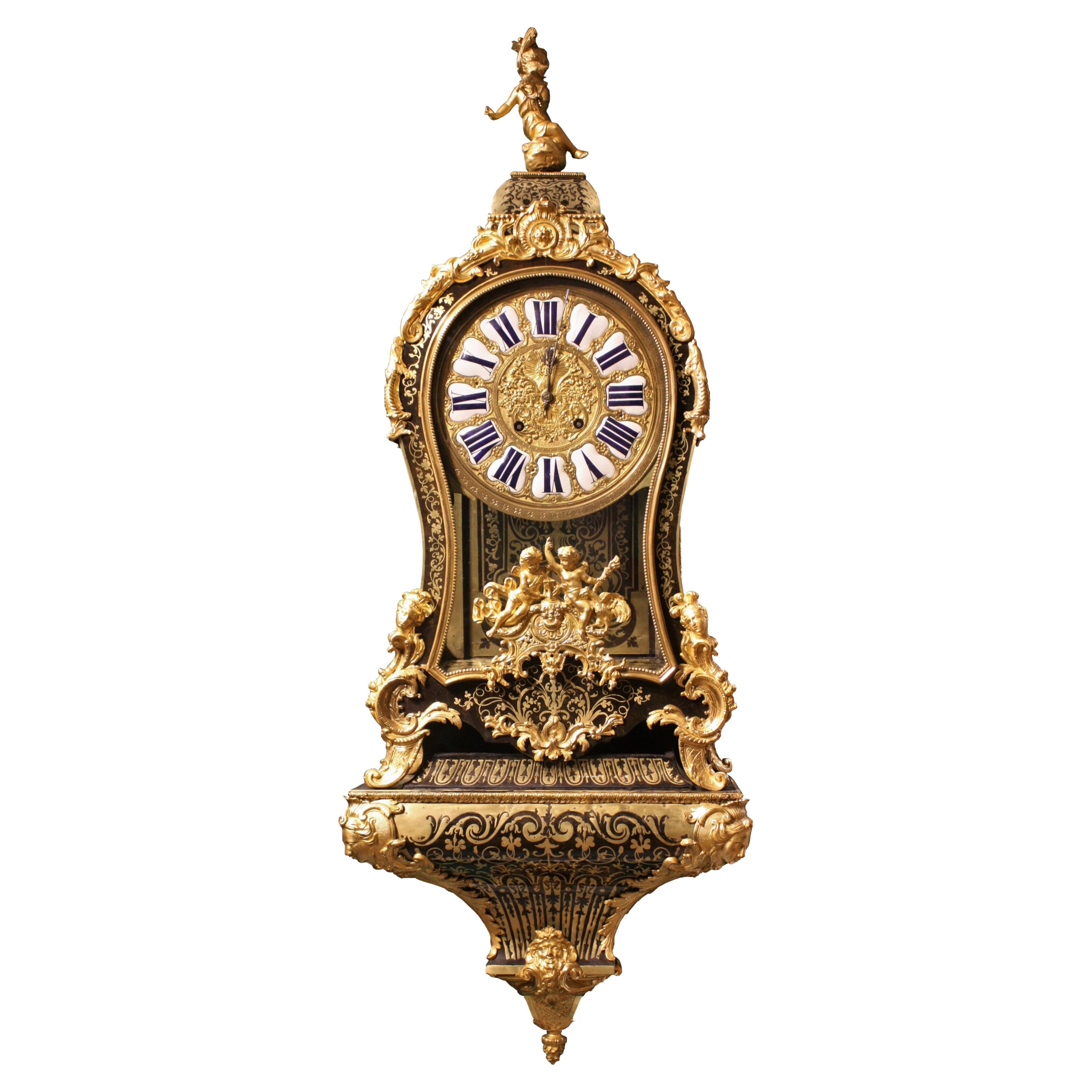 Horloge de support du 18e siècle en bronze doré et marqueterie Boulle, ornée de bronze
