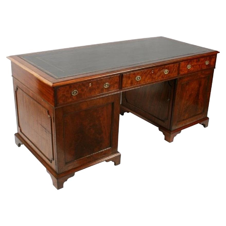 A 18th Century Georgian Mahogany Pedestal Desk For Sale
