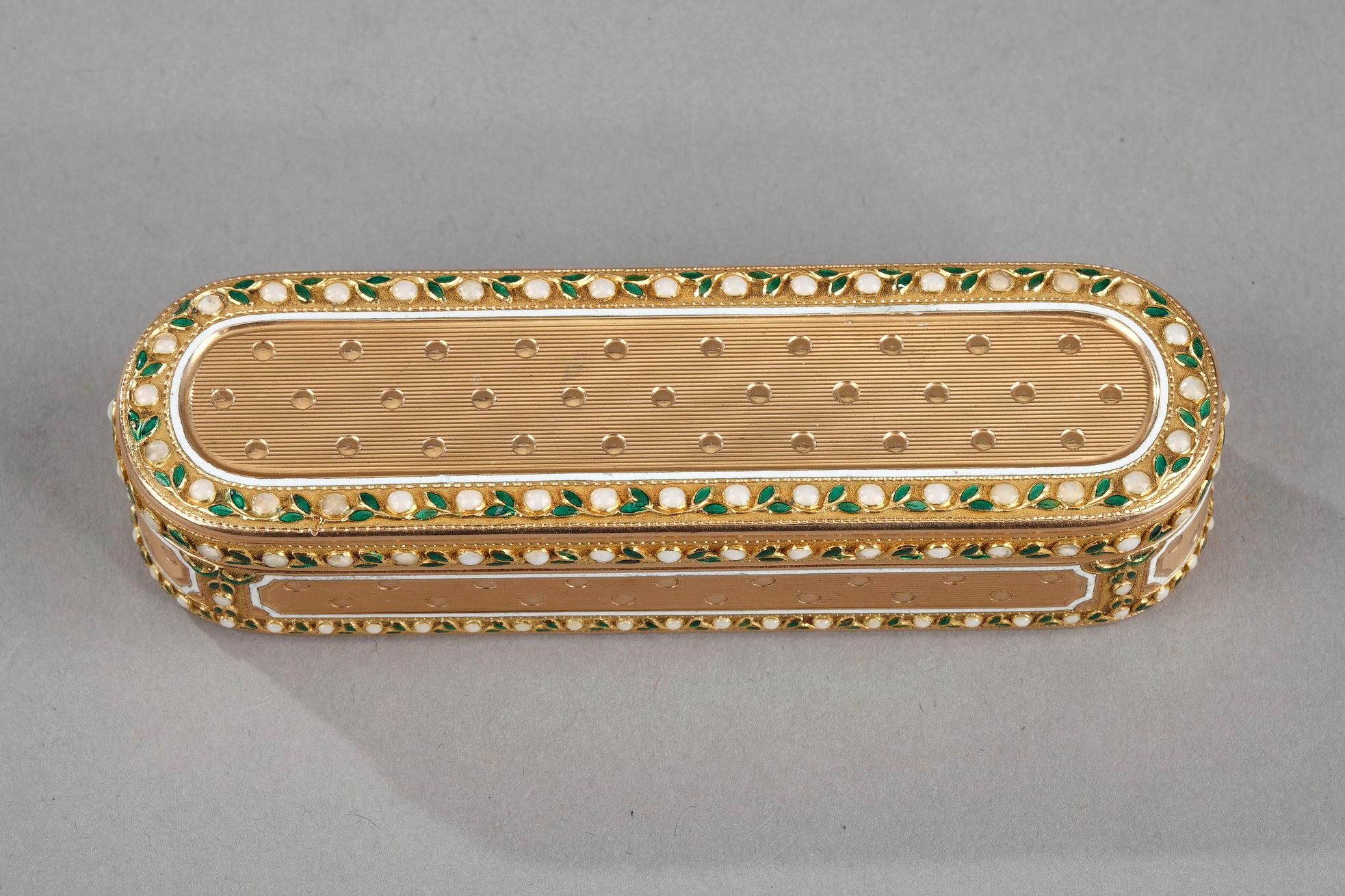 An gold and oblong shape features rounded ends snuff-box. The hinged lid, the base and the four panels of the side are decorated with a guilloche pattern with parallel stripes and dots. The border is decorated with a scrolling leaf-and-bead enhanced