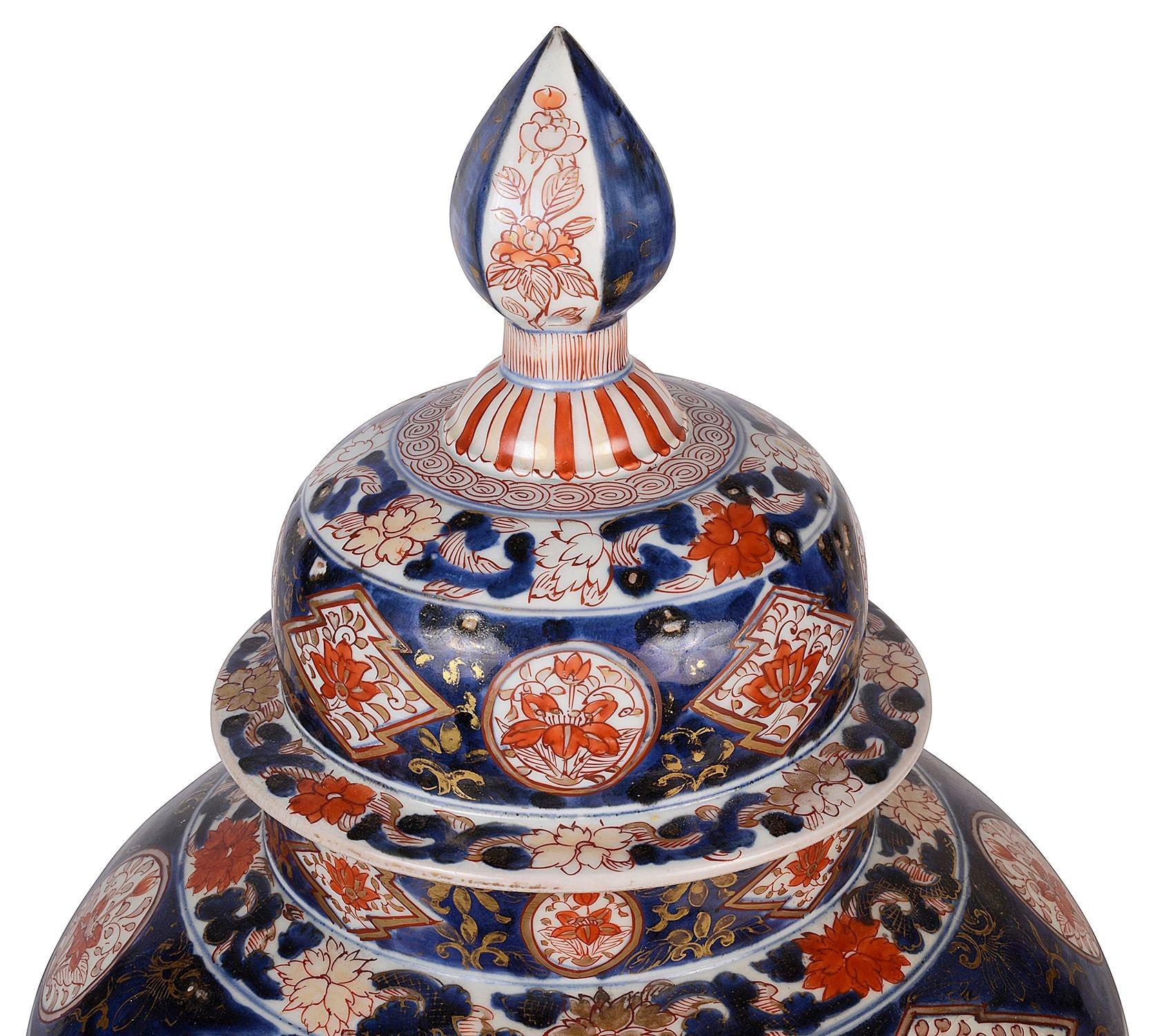 Eine beeindruckende japanische Imari Arita Vase mit gemalten Tafeln, die eine Jagdszene und Blumen in einer Vase darstellen, montiert auf einem wunderschönen patinierten Rokokoständer aus Ormolu.
(Bei Bedarf können wir Vasen in Lampen