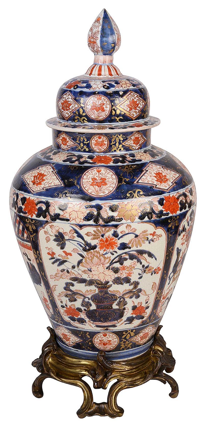Japanische Arita-Imari-Deckelvase aus dem 18. Jahrhundert auf Ormolu-Stand im Angebot 1